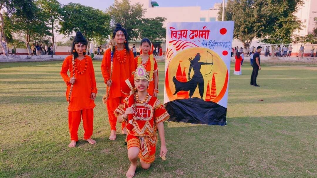 जीडी गोयनका इंटरनेशनल स्कूल, रोहतक में
राम नवमी एवं दशहरा समारोह: सत्य, धर्म और अच्छाई की बुराई पर विजय का संदेश!
संस्कार, संस्कृति और सत्य की विजय का उत्सव
रोहतक, हरियाणा: जीडी गोयनका इंटरनेशनल स्कूल, रोहतक में राम नवमी एवं दशहरा का पर्व श्रद्धा, उत्साह और भारतीय संस्कृति के प्रति सम्मान की भावना के साथ मनाया गया। इस आयोजन का मुख्य उद्देश्य विद्यार्थियों को इन पावन पर्वों के धार्मिक, सांस्कृतिक एवं नैतिक महत्व से परिचित कराना तथा उन्हें सत्य, धर्म, साहस, करुणा और बड़ों के सम्मान जैसे जीवन-मूल्यों को अपनाने के लिए प्रेरित करना था।
राम नवमी के अवसर पर भगवान श्रीराम के जन्मोत्सव और उनके आदर्श जीवन के महत्व को रेखांकित किया गया। वहीं, दशहरा बुराई पर अच्छाई की विजय का प्रतीक है, जो हमें यह प्रेरणा देता है कि अंततः सत्य और धर्म की ही विजय होती है।
विभिन्न सांस्कृतिक गतिविधियों एवं उत्सव संबंधी प्रस्तुतियों के माध्यम से विद्यार्थियों ने भारतीय संस्कृति और परंपराओं की समृद्ध विरासत को समझा। इस आयोजन ने नन्हे गोयनकन्स को अपने सांस्कृतिक मूल्यों से जुड़ने तथा अनुशासन, विनम्रता, दया, सत्यनिष्ठा और जिम्मेदार नागरिकता जैसे गुणों को अपने जीवन में अपनाने की प्रेरणा दी।
इस शुभ अवसर पर विद्यालय के सम्माननीय निदेशक श्री विक्रांत मैना एवं श्रीमती सान्या मैना की दूरदर्शी सोच और मार्गदर्शन ने विद्यालय परिवार को प्रेरित किया। सहायक निदेशक डॉ. अमन अग्रवाल ने विद्यार्थियों के सर्वांगीण विकास एवं सांस्कृतिक जागरूकता को प्रोत्साहित किया। प्रधानाचार्या डॉ. श्रुति शर्मा एवं हेडमिस्ट्रेस सुश्री अनामिका बलहारा ने विद्यार्थियों और शिक्षकों के प्रयासों की सराहना करते हुए इस आयोजन को ज्ञानवर्धक एवं प्रेरणादायक बनाने में उनके योगदान की प्रशंसा की।
विद्यालय प्रबंधन ने इस बात पर बल दिया कि त्योहार केवल उत्सव मनाने का माध्यम नहीं हैं, बल्कि विद्यार्थियों में नैतिक मूल्यों का विकास करने, अपनी संस्कृति एवं परंपराओं के प्रति सम्मान बढ़ाने और संवेदनशील एवं जिम्मेदार नागरिक बनाने का महत्वपूर्ण अवसर भी हैं।
समारोह का समापन इस प्रेरणादायक संदेश के साथ हुआ कि प्रत्येक व्यक्ति को सत्य के मार्ग पर चलना चाहिए, धर्म एवं न्याय का साथ देना चाहिए और समाज में शांति, सद्भाव तथा सकारात्मकता का प्रसार करना चाहिए।
जय श्री राम! प्रभु श्रीराम की कृपा से सभी के जीवन में सुख, शांति, समृद्धि और सद्भाव का प्रकाश