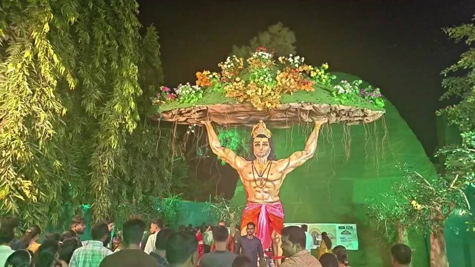 LIVE - অষ্টমীর সন্ধ্যায় ঝাড়গ্রাম শহরের অরণ্য সংঘের দুর্গাপুজোয় দর্শনার্থীদের ঢল, ‘সঞ্জীবনের খোঁজে পবনপুত্র’ থিমে মুগ্ধ ঝাড়গ্রামবাসী।