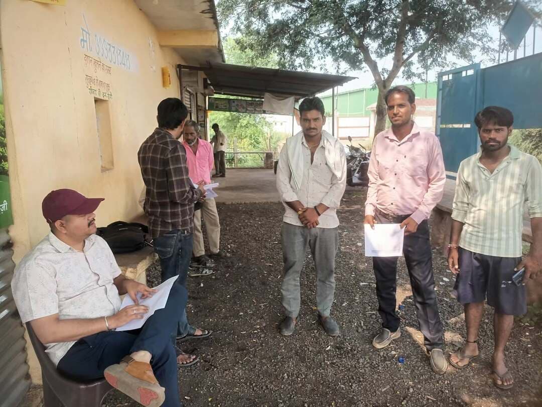 कलेक्टर एवं जिला मजिस्ट्रेट श्री Arpit Verma IAS के निर्देशानुसार स्वामित्व योजना के अंतर्गत बदरवास तहसीलदार श्री सचिन भार्गव द्वारा ग्रामों का निरीक्षण कर E-KYC और स्वामित्व पंजीयन संबंधी कार्यों का जायजा लिया।
मौके पर उपस्थित राजस्व टीम को पूरी पारदर्शिता के साथ स्वामित्व पंजीयन कार्य समय-सीमा में पूर्ण करने तथा ग्रामीणों की शंकाओं का तुरंत समाधान करने के निर्देश दिए गए।
CM Madhya Pradesh
Jansampark Madhya Pradesh
Department Of Revenue, Madhya Pradesh
#शिवपुरी