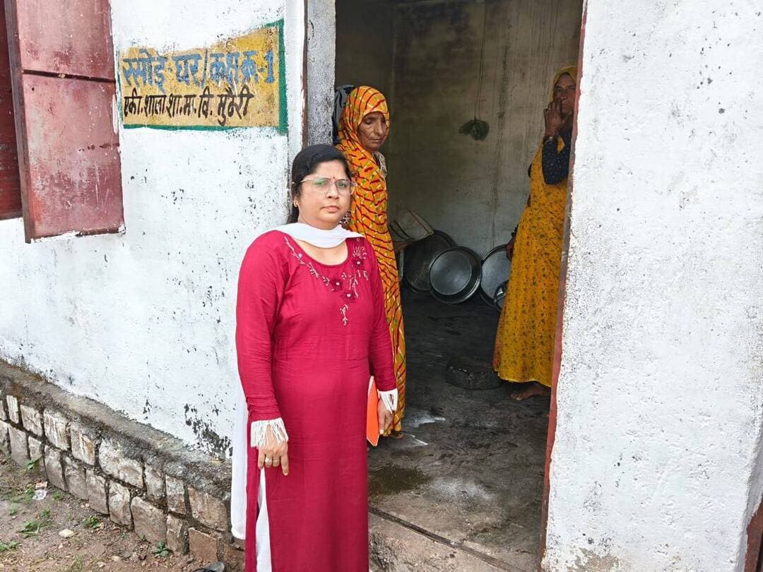 कलेक्टर एवं जिला मजिस्ट्रेट श्री Arpit Verma IAS द्वारा ग्राम सिंघारई स्थित शासकीय एकीकृत प्राथमिक एवं माध्यमिक विद्यालय में अनियमितताओं की शिकायत पर संज्ञान लेते हुए जांच के दिए गए निर्देशों के पालन में पीएम पोषण योजना की प्रभारी अधिकारी श्रीमती सीमा उपाध्याय ने रन्नौद तहसील के स्कूल का निरीक्षण किया।
जांच के दौरान पाया गया कि विद्यालय में भोजन वितरण मीनू अनुसार नियमित रूप से नहीं किया जा रहा था। विगत चार दिवस से विद्यार्थियों को मध्यान्ह भोजन वितरित नहीं किया गया। इसके साथ ही भोजन वितरण से संबंधित आवश्यक अभिलेखों का नियमानुसार संधारण न करने गंभीर अनियमितताएं सामने आईं। इस पर त्वरित कार्रवाई करते हुए संबंधित स्व-सहायता समूह को तत्काल भोजन वितरण कार्य से पृथक कर दिया गया है तथा वैकल्पिक रूप से शाला प्रबंधन समिति के माध्यम से मध्यान्ह भोजन वितरण का कार्य पुनः प्रारंभ कराने के निर्देश दिए गए हैं।
जिला पंचायत शिवपुरी के मुख्य कार्यपालन अधिकारी श्री विजय राज द्वारा संबंधित अधिकारियों एवं कर्मचारियों की जवाबदेही तय की गई है। इसके तहत पीएमश्री एकीकृत शासकीय प्राथमिक/माध्यमिक विद्यालय सिंघारई के प्रभारी श्री पहलवान सिंह, जन शिक्षक जनपद शिक्षा केंद्र बदरवास श्री राकेश श्रीवास्तव और बीआरसीसी श्री अंगद सिंह तोमर को कारण बताओ नोटिस जारी किया गया है। इसके अतिरिक्त जिला परियोजना समन्वयक श्री दफेदार सिंह सिकरवार, जिला शिक्षा केंद्र शिवपुरी से भी स्पष्टीकरण तलब किया गया है।
प्रभारी अधिकारी पीएम पोषण योजना द्वारा शिवपुरी विकासखंड के नवीन प्रा. वि. शिवनगर का निरीक्षण किया गया, जहां समूह द्वारा कई दिनों से भोजन का वितरण न किए जाने पर बीआरसीसी श्री अतर सिंह राजोरिया तथा एमडीएम प्रभारी/बीएसी श्री सुनील राठौर को कारण बताओ नोटिस जारी कर जवाब मांगा गया है। इसी प्रकार शिवपुरी के एकीकृत शासकीय प्रा./मा. विद्यालय मुढेरी में शासन के निर्धारित मीनू अनुसार भोजन वितरित न होने पर संबंधित समूह को कारण बताओ सूचना पत्र जारी किया गया है। इसके अलावा शा.प्रा.कन्या वि. मनपुरा के निरीक्षण में मिशा स्व-सहायता समूह द्वारा कई दिनों से भोजन वितरित न किए जाने की पुष्टि होने पर प्रधानाध्यापक के माध्यम से बीआरसीसी पिछोर को लिखित स्पष्टीकरण प्रस्तुत करने तथा वैकल्पिक तौर पर शाला प्रबंधन समिति से भोजन वितरण शुरू कराने के निर्देश दिए गए हैं।
CM Madhya Pradesh
Jansampark Madhya Pradesh
#Shivpuri