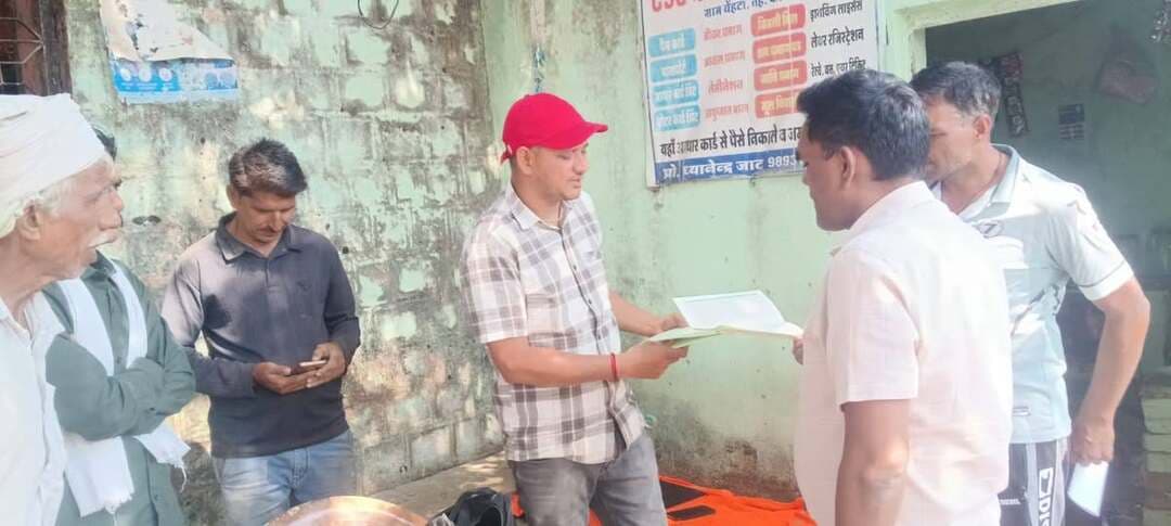 कलेक्टर एवं जिला मजिस्ट्रेट श्री Arpit Verma IAS द्वारा दिए गए निर्देशों के परिपालन में आज कोलारस तहसीलदार श्री प्रदीप भार्गव ने ग्राम बरखेड़ी एवं ग्राम पूरनखेड़ी में स्वामित्व योजना के अंतर्गत निरीक्षण कर e-kyc एवं स्वामित्व पंजीयन कार्यों का जायजा लिया।
CM Madhya Pradesh
Jansampark Madhya Pradesh
Department Of Revenue, Madhya Pradesh
Collector Shivpuri
#Shivpuri