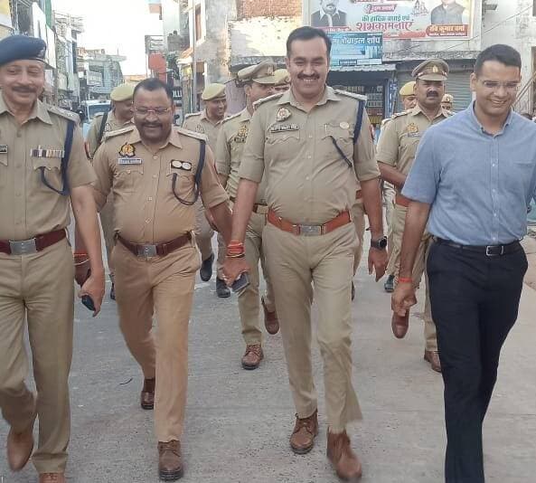 #Balrampur ! नवरात्रि को लेकर पचपेड़वा में प्रशासन अलर्ट, डीएम-एसपी ने किया फ्लैग मार्च...
अराजक तत्वों पर रहेगी पैनी नजर, ड्रोन-कैमरों से होगी निगरानी; शांति और सौहार्द से त्योहार मनाने की अपील
#बलरामपुर। शारदीय नवरात्रि को शांतिपूर्ण एवं सकुशल संपन्न कराने के लिए जिला प्रशासन और पुलिस अलर्ट मोड में है। सोमवार को जिलाधिकारी डॉ. विपिन कुमार जैन और पुलिस अधीक्षक मार्तण्ड प्रकाश सिंह ने भारी पुलिस बल के साथ पचपेड़वा कस्बे में फ्लैग मार्च कर सुरक्षा व्यवस्था का जायजा लिया और आमजन को सुरक्षा का भरोसा दिलाया।
फ्लैग मार्च के दौरान अधिकारियों ने व्यापारियों और स्थानीय लोगों से संवाद कर उनकी समस्याएं सुनीं तथा बेहतर व्यवस्था के लिए सुझाव लिए। उन्होंने लोगों से त्योहार को आपसी भाईचारे, शांति और सौहार्द के साथ मनाने की अपील की। साथ ही माहौल बिगाड़ने वाले शरारती तत्वों की सूचना तत्काल पुलिस को देने और प्रशासन का सहयोग करने की बात कही।
ड्रोन और सीसीटीवी से होगी निगरानी
डीएम और एसपी ने बताया कि त्योहार के दौरान महत्वपूर्ण स्थानों पर सादे कपड़ों में भी पुलिसकर्मियों की तैनाती रहेगी। मां दुर्गा की प्रतिमा विसर्जन और जुलूस के दौरान ड्रोन कैमरों व सीसीटीवी से निगरानी की जाएगी। सोशल मीडिया पर भ्रामक अफवाहें फैलाने और भड़काऊ टिप्पणियां करने वालों पर साइबर व सोशल मीडिया सेल लगातार नजर रखेगी।
फ्लैग मार्च के दौरान अपर पुलिस अधीक्षक विशाल पाण्डेय, उपजिलाधिकारी तुलसीपुर हेमन्त कुमार गुप्ता, क्षेत्राधिकारी तुलसीपुर अभय प्रताप मल्ल, पचपेड़वा थाना प्रभारी राज कुमार सिंह सहित भारी संख्या में पुलिस बल मौजूद रहा।
#Balrampur #dmbalrampur #spbalrampur