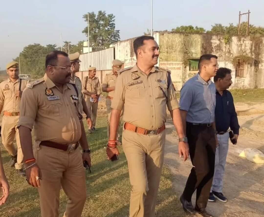 #Balrampur ! दुर्गा विसर्जन को लेकर डीएम-एसपी ने परखी सुरक्षा व्यवस्था, दिए सख्त निर्देश...
पुरैनिया तालाब घाट का किया निरीक्षण, गोताखोरों की तैनाती से लेकर यातायात प्रबंधन तक की तैयारियां दुरुस्त रखने के निर्देश...
#बलरामपुर। आगामी दुर्गा प्रतिमा विसर्जन को शांतिपूर्ण और सुरक्षित ढंग से संपन्न कराने के लिए सोमवार को जिलाधिकारी डॉ. विपिन कुमार जैन और पुलिस अधीक्षक मार्तण्ड प्रकाश सिंह ने पचपेड़वा कस्बे के पुरैनिया तालाब स्थित विसर्जन स्थल का निरीक्षण किया। इस दौरान अधिकारियों ने सुरक्षा व्यवस्था, बचाव संसाधनों और यातायात प्रबंधन की तैयारियों का जायजा लेकर संबंधित अधिकारियों को आवश्यक दिशा-निर्देश दिए।
निरीक्षण के दौरान विसर्जन घाट और मार्गों पर पर्याप्त पुलिस बल व महिला पुलिसकर्मियों की तैनाती, सादे कपड़ों में निगरानी, गोताखोरों और नावों की उपलब्धता सुनिश्चित करने के निर्देश दिए गए। साथ ही भीड़ नियंत्रण के लिए बैरिकेडिंग, रूट डायवर्जन, प्रकाश व्यवस्था, लाउडस्पीकर और साफ-सफाई के पुख्ता इंतजाम करने को कहा गया। अधिकारियों ने लाइफ जैकेट, रस्सियों और अन्य बचाव उपकरणों की पर्याप्त उपलब्धता पर भी जोर दिया, ताकि आपात स्थिति में तत्काल कार्रवाई की जा सके।
विसर्जन के दौरान तालाब की ओर जाने वाले मार्गों पर प्रभावी यातायात योजना लागू करने, भारी वाहनों का प्रवेश प्रतिबंधित करने और जुलूसों के सुचारु संचालन के लिए रूट चार्ट तैयार करने के निर्देश दिए गए। एसपी ने पुलिसकर्मियों को सतर्कता के साथ ड्यूटी करने, असामाजिक तत्वों पर नजर रखने तथा आयोजकों और श्रद्धालुओं से समन्वय बनाए रखने को कहा। किसी भी अप्रिय घटना की सूचना तत्काल उच्चाधिकारियों को देने के निर्देश भी दिए गए।
प्रशासन ने स्पष्ट किया कि प्रतिमा विसर्जन के दौरान श्रद्धालुओं की सुरक्षा और शांति व्यवस्था सर्वोच्च प्राथमिकता है। निरीक्षण के दौरान अपर पुलिस अधीक्षक विशाल पाण्डेय, उपजिलाधिकारी तुलसीपुर हेमन्त कुमार गुप्ता, क्षेत्राधिकारी तुलसीपुर अभय प्रताप मल्ल, पचपेड़वा के प्रभारी निरीक्षक राज कुमार सिंह सहित अन्य अधिकारी व कर्मचारी मौजूद रहे।