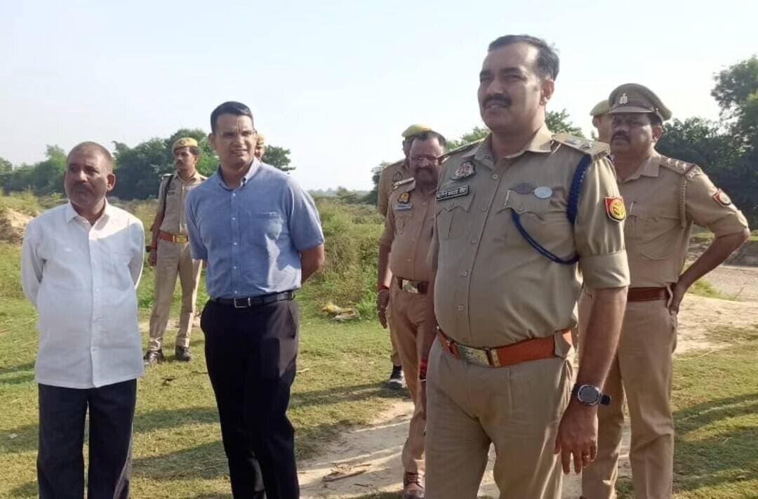 #Balrampur ! डीएम-एसपी ने परखी विसर्जन की तैयारियां, सुरक्षा के पुख्ता इंतजाम के निर्देश...
#बलरामपुर। दुर्गा प्रतिमा विसर्जन को सकुशल संपन्न कराने के लिए जिलाधिकारी डॉ. विपिन कुमार जैन और पुलिस अधीक्षक मार्तण्ड प्रकाश सिंह ने सोमवार को ललिया क्षेत्र के पुरानी राप्ती नदी स्थित मथुरा घाट का स्थलीय निरीक्षण किया। इस दौरान अधिकारियों ने विसर्जन स्थल की तैयारियों और सुरक्षा व्यवस्था का जायजा लेकर संबंधित अधिकारियों को आवश्यक दिशा-निर्देश दिए।
निरीक्षण के दौरान घाट व विसर्जन मार्ग पर पर्याप्त पुलिस बल की तैनाती, गोताखोरों, नावों और बचाव उपकरणों की उपलब्धता सुनिश्चित करने के निर्देश दिए गए। भीड़ नियंत्रण के लिए बैरिकेडिंग, सुगम यातायात के लिए रूट डायवर्जन तथा घाट पर प्रकाश, साफ-सफाई और लाउडस्पीकर की व्यवस्था दुरुस्त रखने को कहा गया। साथ ही लाइफ जैकेट, रस्सियों और प्रशिक्षित बचाव कर्मियों की पर्याप्त उपलब्धता सुनिश्चित करने पर जोर दिया गया।
अधिकारियों ने पुरैनिया तालाब की ओर जाने वाले मार्गों पर प्रभावी यातायात योजना लागू करने, भारी वाहनों का प्रवेश प्रतिबंधित करने और विसर्जन जुलूसों के सुचारु संचालन के लिए रूट चार्ट तैयार करने के निर्देश दिए। एसपी ने पुलिसकर्मियों को सतर्कता के साथ ड्यूटी करने, असामाजिक तत्वों पर नजर रखने तथा आयोजकों और श्रद्धालुओं से समन्वय बनाए रखने को कहा। किसी भी अप्रिय घटना की सूचना तत्काल उच्चाधिकारियों को देने के निर्देश भी दिए गए।
निरीक्षण के दौरान अपर पुलिस अधीक्षक विशाल पाण्डेय, क्षेत्राधिकारी ललिया देवेन्द्र कुमार श्रीवास्तव, प्रभारी निरीक्षक ललिया मृत्युन्जय सिंह सहित अन्य अधिकारी व कर्मचारी मौजूद रहे।
#dmbalrampur #spbalrampur