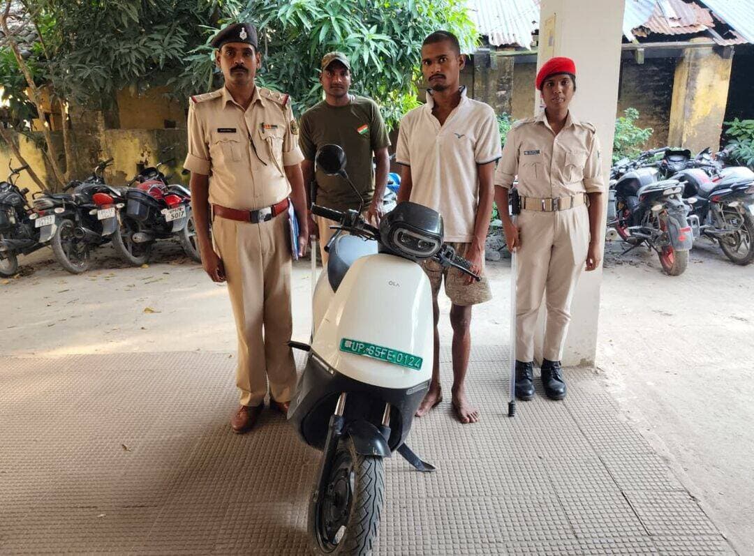 दुर्गावती में चोरी की स्कूटी के साथ युवक गिरफ्तार
दुर्गावती थाना पुलिस ने चोरी की स्कूटी के साथ एक युवक को गिरफ्तार किया है।
थानाध्यक्ष ने बताया कि दुर्गावती थाना में कार्रवाई की गई है।
गिरफ्तार आरोपी की पहचान दिग्विजय सिंह उर्फ तूफानी सिंह, पिता स्व. दिनकर सिंह, ग्राम बगही कुंभापुर, थाना सैयदराजा, जिला चंदौली (उ.प्र.) के रूप में हुई है। पुलिस अग्रिम कार्रवाई में जुटी है।