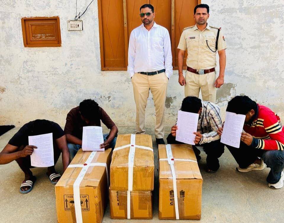 सिरसा में दुकान से 50 लाख की नशीली दवाएं बरामद, तीन युवक गिरफ्तार
- ट्रामाडोल की 97,170 गोलियां और प्रेगाबालिन के 2,985 कैप्सूल मिले
सिरसा।
मेडिकल नशे के अवैध कारोबार के खिलाफ कार्रवाई करते हुए सीआईए सिरसा की टीम ने अनाज मंडी क्षेत्र में कबीर चौक के पास एक दुकान से 1,00,155 नशीली गोलियां और कैप्सूल बरामद किए हैं। पुलिस ने मौके से तीन युवकों को गिरफ्तार किया है। बरामद दवाओं की कीमत करीब 50 लाख रुपये बताई गई है। एसपी दीपक सहारन ने बताया कि सीआईए प्रभारी इंस्पेक्टर रविंद्र सिंह के नेतृत्व में पुलिस टीम अनाज मंडी क्षेत्र में मौजूद थी। इसी दौरान सूचना मिली कि कबीर चौक के पास तीन युवक नशीली दवाएं बेचने की फिराक में हैं। पुलिस ने मौके पर पहुंचकर उन्हें काबू किया और तलाशी के दौरान भारी मात्रा में नशीली दवाएं बरामद कीं। बरामद दवाओं में ट्रामाडोल की 97,170 गोलियां और प्रेगाबालिन के 2,985 कैप्सूल शामिल हैं। गिरफ्तार युवकों की पहचान सुनील कुमार निवासी एकता नगर, हाल शमशाबाद पट्टी सिरसा, अजय कुमार निवासी एकता नगर सिरसा और सागर कुमार निवासी इंद्रपुरी मोहल्ला सिरसा के रूप में हुई है। एसपी ने बताया कि दवाओं की जांच और नियमानुसार कार्रवाई के लिए ड्रग्स इंस्पेक्टर सुनील कुमार को मौके पर बुलाया गया। उन्होंने कहा कि मेडिकल नशे के अवैध कारोबार में शामिल लोगों के खिलाफ सख्त कार्रवाई जारी रहेगी।
