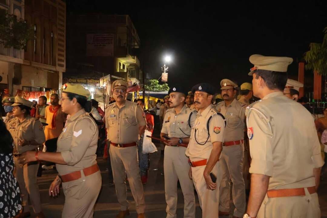 आगामी विजय दशमी पर्व एवं नवरात्रि मूर्ति विसर्जन के दृष्टिगत अपर पुलिस अधीक्षक श्री डॉ. ईशान सोनी द्वारा क्षेत्राधिकारी नगर श्री राजीव शर्मा मय कोतवाली उरई फोर्स के साथ सुरक्षा व्यवस्था का औचक निरीक्षण एवं आवश्यक दिशा-निर्देश।
आगामी पावन पर्व विजय दशमी एवं नवरात्रि मूर्ति विसर्जन के कार्यक्रमों को जनपद में शांतिपूर्ण, सुरक्षित एवं सुव्यवस्थित ढंग से संपन्न कराए जाने के उद्देश्य से अपर पुलिस अधीक्षक श्री डॉ. ईशान सोनी द्वारा क्षेत्राधिकारी नगर श्री राजीव शर्मा के साथ उरई नगर के अंतर्गत आने वाले प्रमुख दुर्गा पंडालों, रामलीला ग्राउंड और मंदिरों का भ्रमण एवं सघन निरीक्षण किया गया। निरीक्षण के दौरान फायर सेफ्टी (अग्नि सुरक्षा), इलेक्ट्रॉनिक सुरक्षा, भीड़ प्रबंधन- मूर्ति विसर्जन मार्गों और रामलीला मैदानों पर संभावित भारी जनसमूह व भीड़ के नियंत्रण हेतु बैरिकेडिंग तथा यातायात नियंत्रण व्यवस्थाओं का निरीक्षण कर संबंधित को आवश्यक दिशा-निर्देश दिए गए।