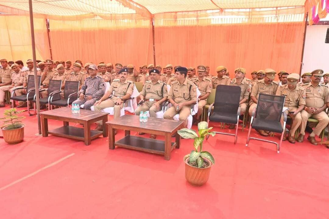 जालौन: आपदा से निपटने के लिए पुलिस लाइन उरई में मेगा मॉक ड्रिल, NDRF-पुलिस और फायर ब्रिगेड ने किया रेस्क्यू ऑपरेशन का लाइव प्रदर्शन
एसपी सुरेश चंद्र रावत की मौजूदगी में हुआ संयुक्त अभ्यास, मलबे में फंसे लोगों को निकालने से लेकर आग बुझाने और घायलों को अस्पताल पहुंचाने तक की तैयारियों को परखा!!