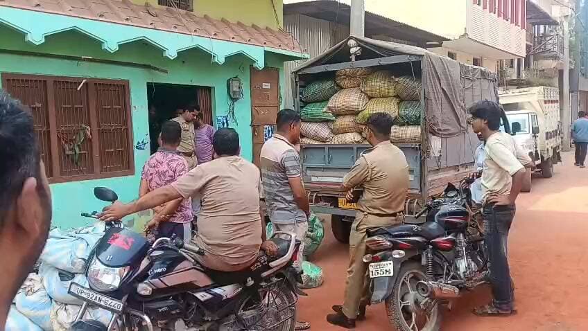 जालौन नगर में गुटका गोदाम पर छापा, करीब 200 बोरी काशी गुटका बरामद!
चौकी इंचार्ज मनीष तिवारी की टीम ने वाहन सहित पकड़ा गुटका
जालौन। नगर में गुटका कारोबार को लेकर उठे सवालों के बीच पुलिस की कार्रवाई सामने आई है। जानकारी के अनुसार, जालौन नगर में गुटका रखने के एक गोदाम पर छापा मारकर चौकी इंचार्ज मनीष तिवारी की टीम ने वाहन सहित करीब 200 बोरी काशी गुटका पकड़ा।
बताया जा रहा है कि नगर में गुटका कारोबार को लेकर खबर प्रकाशित होने के बाद यह कार्रवाई चर्चा का विषय बन गई है। इतनी बड़ी मात्रा में गुटका पकड़े जाने के बाद संबंधित कारोबार और माल के स्रोत को लेकर भी सवाल उठ रहे हैं।
अब देखना होगा कि पुलिस और संबंधित विभाग इस मामले में आगे क्या कार्रवाई करते हैं तथा बरामद गुटके के संबंध में जांच में क्या तथ्य सामने आते हैं।