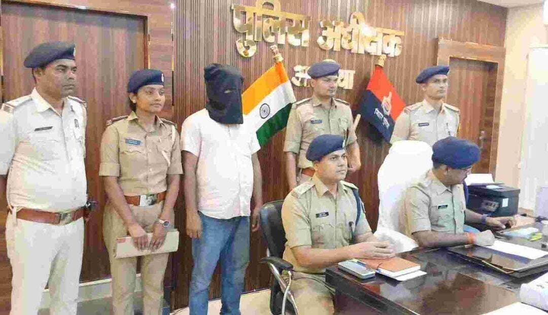 500 के 434 जाली नोट! अररिया में नकली नोटों के कारोबार का भंडाफोड़, एक गिरफ्तार
अररिया। महलगाँव थाना क्षेत्र के इसरवा गांव में जाली नोट के कारोबार की सूचना पर पुलिस ने बड़ी कार्रवाई करते हुए एक आरोपी को गिरफ्तार किया है। पुलिस ने आरोपी के कब्जे से 500 रुपये के 434 जाली नोट, यानी कुल 2 लाख 17 हजार रुपये के नकली नोट, और एक ओप्पो मोबाइल फोन बरामद किया है।
पुलिस के अनुसार, 5 अक्टूबर 2026 को गुप्त सूचना मिली थी कि इसरवा गांव में जाली नोट का कारोबार किया जा रहा है। सूचना के आधार पर महलगाँव थाना पुलिस की टीम ने बरढेंगा स्थित कामत में छापेमारी की।
छापेमारी के दौरान पुलिस को देखकर दो व्यक्ति भागने लगे। पुलिस ने पीछा कर एक व्यक्ति को मौके पर पकड़ लिया, जबकि दूसरा व्यक्ति फरार होने में सफल रहा। गिरफ्तार व्यक्ति की पहचान मो. पनाउल्लाह उर्फ मो. पनबुल (36 वर्ष), पिता नजामुद्दीन, निवासी इसरवा, थाना महलगाँव, जिला अररिया के रूप में हुई है।
तलाशी के दौरान पुलिस ने उसके पास से 500 रुपये के 434 जाली नोट और ओप्पो कंपनी का एक मोबाइल फोन बरामद किया।
इस मामले में महलगाँव थाना कांड संख्या 194/26, दिनांक 05.10.2026 के तहत धारा 179/180/3(5) बीएनएस में प्राथमिकी दर्ज कर आगे की कार्रवाई की जा रही है।
पुलिस अब मामले में शामिल अन्य लोगों की संलिप्तता और जाली नोट के बैकवर्ड लिंकेज की जांच कर रही है। फरार आरोपी की तलाश भी जारी है।
गिरफ्तार आरोपी
मो. पनाउल्लाह उर्फ मो. पनबुल, उम्र 36 वर्ष, पिता नजामुद्दीन, निवासी इसरवा, थाना महलगाँव, जिला अररिया।
आपराधिक इतिहास
पुलिस के अनुसार आरोपी के विरुद्ध महलगाँव थाना कांड संख्या 208/19, दिनांक 26.05.2019, धारा 413/414 के तहत मामला दर्ज रहा है।
बरामदगी
- ₹500 के 434 जाली नोट
- कुल अंकित राशि: ₹2,17,000
- ओप्पो कंपनी का 1 मोबाइल फोन
छापेमारी टीम
कार्रवाई में महलगाँव थानाध्यक्ष पु०अ०नि० ब्रजेश कुमार, अपर थानाध्यक्ष पु०अ०नि० राजू कुमार, पु०अ०नि० रोमा कुमारी, स०अ०नि० प्रेम कुमार, सिपाही-122 रंजीत कुमार और बीएचजी-400396 सदानंद यादव शामिल रहे।
<nis:link nis:type=tag nis:id=araria nis:value=Araria nis:enabled=true nis:link/> <nis:link nis:type=tag nis:id=mahalgaon nis:value=Mahalgaon nis:enabled=true nis:link/> <nis:link nis:type=tag nis:id=arariapolice nis:value=ArariaPolice nis:enabled=true nis:link/> <nis:link nis:type=tag nis:id=fakecurrency nis:value=FakeCurrency nis:enabled=true nis:link/> <nis:link nis:type=tag nis:id=jalinote nis:value=JaliNote nis:enabled=true nis:link/> <nis:link nis:type=tag nis:id=fakenote nis:value=FakeNote nis:enabled=true nis:link/> <nis:link nis:type=tag nis:id=policeaction nis:value=PoliceAction nis:enabled=true nis:link/> <nis:link nis:type=tag nis:id=crimenews nis:value=CrimeNews nis:enabled=true nis:link/> <nis:link nis:type=tag nis:id=biharnews nis:value=BiharNews nis:enabled=true nis:link/> <nis:link nis:type=tag nis:id=ararianews nis:value=ArariaNews nis:enabled=true nis:link/> <nis:link nis:type=tag nis:id=isarwa nis:value=Isarwa nis:enabled=true nis:link/> <nis:link nis:type=tag nis:id=breakingnews nis:value=BreakingNews nis:enabled=true nis:link/> <nis:link nis:type=tag nis:id=piexpressnews nis:value=PiExpressNews nis:enabled=true nis:link/>