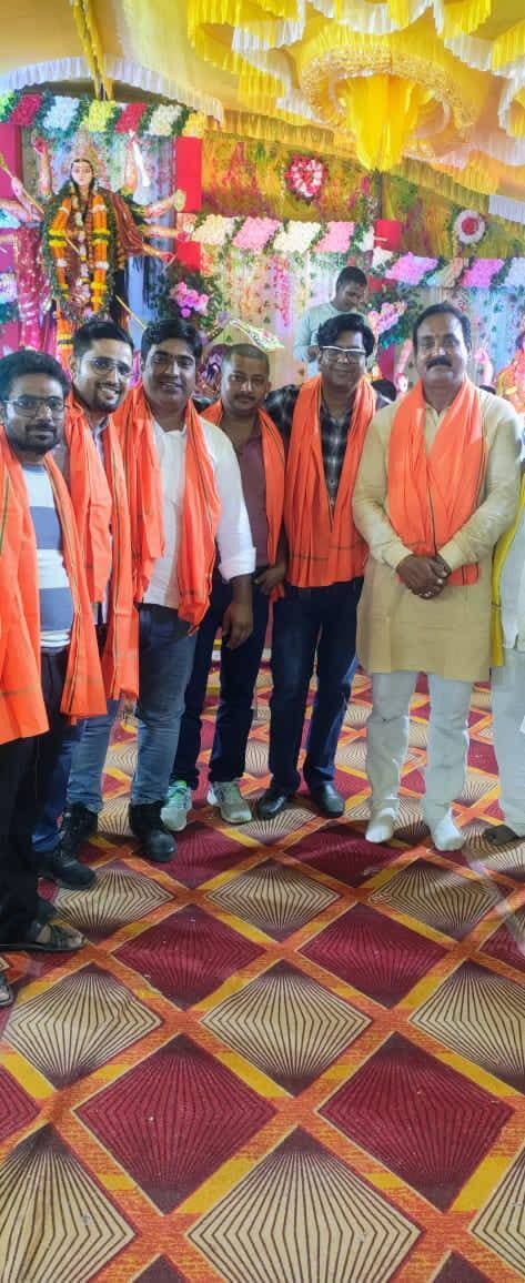 🙏🚩 मां दुर्गा की पूजा-अर्चना एवं महाआरती में शामिल होने का सौभाग्य प्राप्त हुआ। 🌺🙏
मोहनिया प्रखंड के टेकारी कला में मां दुर्गा की पूजा-अर्चना करने एवं भव्य महाआरती में शामिल होकर माता रानी का आशीर्वाद प्राप्त किया। इस दौरान पूरा माहौल भक्तिमय रहा। 🙏🌸
इस पावन अवसर पर जिला परिषद सदस्य शत्रुंजय सिंह उर्फ छोटन सिंह, पत्रकार मनीष राज गौरव, देवव्रत तिवारी, मीर जलालुद्दीन एवं सोनू तिवारी सहित अन्य साथी भी मौजूद रहे।
इस पावन अवसर पर आमंत्रित करने और मां दुर्गा की पूजा-अर्चना एवं महाआरती में शामिल होने का अवसर प्रदान करने के लिए पूजा समिति के सभी सदस्यों का हृदय से धन्यवाद एवं आभार। 🙏🌺
🌺 जय माता दी! जय मां दुर्गा! 🚩🙏
✍️ अजय कुमार सिंह
📍 संवाददाता, News24 | कैमूर
#मांदुर्गा #महाआरती #टेकारीकला #मोहनिया #कैमूर #जयमातादी 🚩