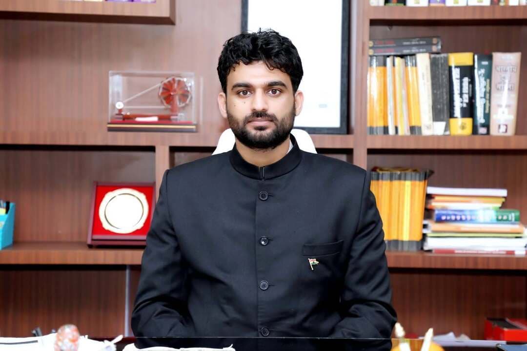 कलेक्टर एवं एसपी ने जिलेवासियों को दी #विजयादशमी_पर्व की शुभकामनाएं
असत्य पर सत्य और बुराई पर अच्छाई की विजय का प्रतीक है दशहरा, प्रेम एवं भाईचारे के साथ पर्व मनाने की अपील
कलेक्टर श्री हिमांशु चंद्रा एवं पुलिस अधीक्षक श्री राजेश व्यास ने जिले के समस्त नागरिकों को विजयादशमी (दशहरा) पर्व की हार्दिक शुभकामनाएं दी हैं।
उन्होंने विजयादशमी को असत्य पर सत्य तथा बुराई पर अच्छाई की विजय का प्रतीक बताते हुए जिलेवासियों से यह पर्व आपसी प्रेम, सद्भाव, सौहार्द एवं भाईचारे की भावना के साथ मनाने की अपील की है।
कलेक्टर एवं पुलिस अधीक्षक ने जिले के जनप्रतिनिधियों, पंचायत पदाधिकारियों, अधिकारियों-कर्मचारियों सहित समस्त नागरिकों के सुख, समृद्धि, खुशहाली एवं उत्तम स्वास्थ्य की कामना करते हुए सभी को विजयादशमी पर्व की शुभकामनाएं दी हैं।
CM Madhya Pradesh
Jansampark Madhya Pradesh
#neemuch #नीमच