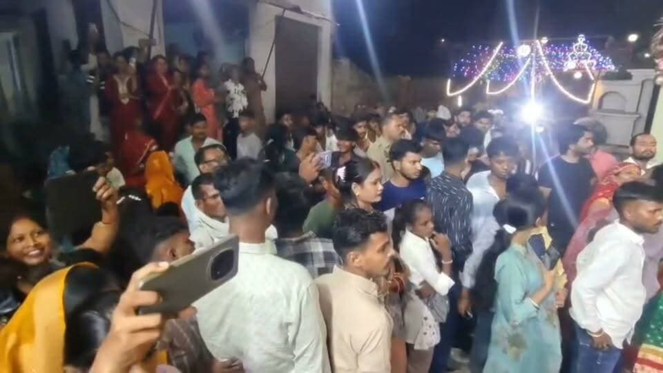 यह कहां के दुर्गा पंडाल में डांडिया हो रहा है? देखें और कमेंट बॉक्स में बताएं!