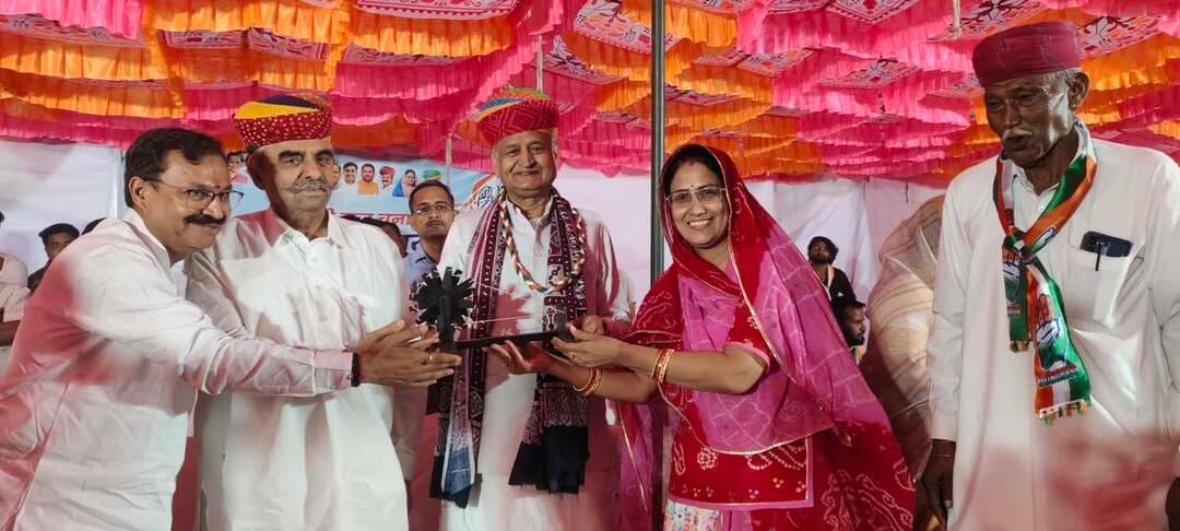 राजस्थान के पूर्व मुख्यमंत्री अशोक गहलोत ने सोमवार को चामू कस्बे में कांग्रेस प्रत्याशियों के समर्थन में आयोजित जनसभा को संबोधित किया। जिसमें उन्होंने प्रदेश की भाजपा सरकार और केंद्र सरकार पर निशाना साधते हुए कई मुद्दों पर सवाल उठाए। सभा में शेरगढ़ विधानसभा क्षेत्र के विभिन्न इलाकों से सैकड़ों कार्यकर्ता और समर्थक शामिल हुए। सोमवार को सायं के समय आयोजित कार्यकर्ता सम्मेलन में गहलोत ने कहा कि प्रदेश में अकाल जैसे हालात हैं। लेकिन सरकार का ध्यान इस ओर नहीं है। उन्होंने मुख्यमंत्री से विशेष शिविर लगाकर पशुओं के लिए चारे और जरूरतमंदों के लिए अनाज की व्यवस्था करवाने का आह्वान किया।
पूर्व मुख्यमंत्री ने निकाय चुनावों में परिसीमन को लेकर भी सवाल उठाए। उन्होंने आरोप लगाया कि परिसीमन में गड़बड़ी के कारण भाजपा को सीटें जीतने में फायदा मिला। वहीं, केंद्र सरकार पर युवाओं के साथ ज्यादती करने और शांतिपूर्ण विरोध-प्रदर्शन कर रहे कांग्रेस कार्यकर्ताओं के खिलाफ कार्रवाई करने के आरोप लगाए। उन्होंने मुख्य चुनाव आयुक्त ज्ञानेश कुमार को लेकर भी सवाल उठाए और केंद्र सरकार की कार्यशैली पर निशाना साधा। गहलोत ने कांग्रेस कार्यकर्ताओं से एकजुट होकर चुनाव में पार्टी प्रत्याशी के समर्थन में काम करने की अपील की। उन्होंने आरोप लगाया कि यदि कांग्रेस की सरकार नहीं बनी तो भाजपा लोकतंत्र को खत्म कर देगी और भविष्य में चुनाव कराने का अवसर भी नहीं मिलेगा। जनसभा के दौरान पीसीसी सदस्य उम्मेद सिंह राठौड़ ने कहा कि प्रदेश की भाजपा सरकार ने पूर्ववर्ती गहलोत सरकार की कई योजनाएं बंद कर दी, मनरेगा योजना बंद करने से रोगों के सामने रोजगार का संकट पैदा हो गया। उन्होंने पूर्ववर्ती गहलोत सरकार में समूह क्षेत्र में करवाए गए विकास कार्यों के बारे में भी जानकारी दी। इस मौके कांग्रेस से लोकसभा के प्रत्याशी रहे करण सिंह उचियारड़ा,कांग्रेस की जिला अध्यक्ष गीता बरवड़,राज्य गौ सेवा आयोग के पूर्व उपाध्यक्ष सुमेर सिंह राजपुरोहित सहित कई वक्ताओं ने कार्यक्रम को संबोधित करते हुए कांग्रेस पार्टी को मजबूत करने का आह्वान किया । इस मौके जिला परिषद सदस्य प्रत्याशी जय श्री , कांग्रेस के ब्लाक अध्यक्ष मूलाराम चौहान, दाऊराम सोलकियातला , जिला महासचिव जितेंद्र पालीवाल, प्रयाग सिंह भाटी, जबर सिंह रायसर, सहित कई वक्ता मौजूद थे।
Ashok Gehlot