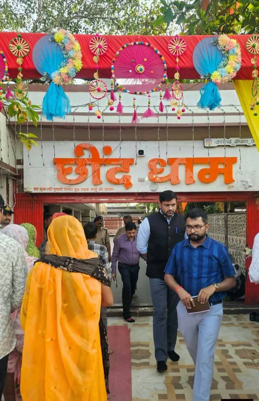कलेक्टर तथा एसपी ने छींद मंदिर पहुंचकर दशहरा पर्व के दृष्टिगत की जा रहीं व्यवस्थाओं का लिया जायजा
बरेली में एसडीएम एवं तहसील कार्यालय का भी किया निरीक्षण
–––
–––
कलेक्टर श्री रोहित सिसोनिया एवं पुलिस अधीक्षक श्री आशुतोष गुप्ता ने बरेली तहसील के प्रसिद्ध छींद मंदिर पहुंचकर दशहरा पर्व के अवसर पर बड़ी संख्या में आने वाले श्रद्धालुओं की सुविधाओं के लिए की जा रही व्यवस्थाओं की समीक्षा की। उन्होंने पर्व के दौरान श्रद्धालुओं को सुगम दर्शन उपलब्ध कराने तथा आवश्यक व्यवस्थाएं सुनिश्चित करने के संबंध में जानकारी ली और दिशा-निर्देश दिए।
इसके उपरांत कलेक्टर श्री सिसोनिया ने बरेली पहुंचकर एसडीएम कार्यालय एवं तहसील कार्यालय का निरीक्षण किया। इस दौरान उन्होंने कार्यालयों में संचालित कार्यों का जायजा लेते हुए उपस्थित नागरिकों से संवाद किया तथा उनकी समस्याओं और लंबित आवेदनों के संबंध में जानकारी प्राप्त की। कलेक्टर ने संबंधित अधिकारियों को नागरिकों की समस्याओं का प्राथमिकता के आधार पर शीघ्र निराकरण सुनिश्चित करने के निर्देश दिए। इस अवसर पर बरेली एसडीएम तथा अन्य अधिकारी उपस्थित रहे।
#Raisen Jansampark Madhya Pradesh JDjansampark Bhopal Bhopal Commissioner Collector Office Raisen