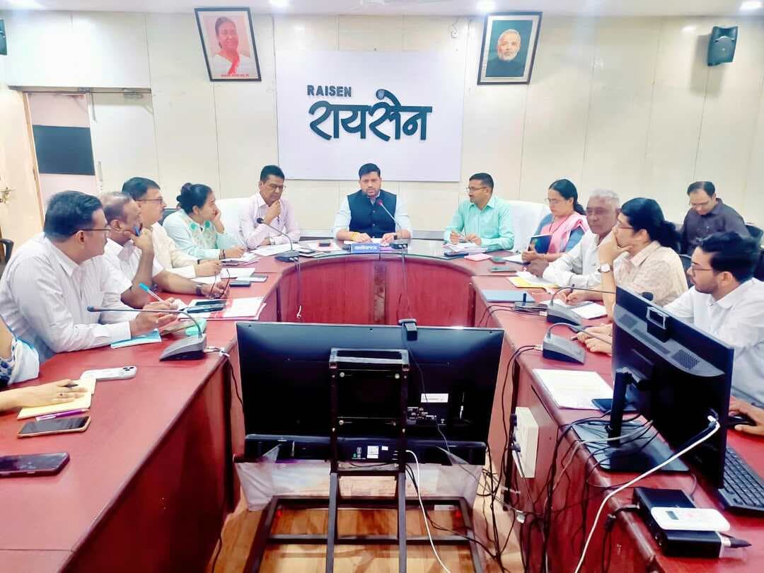 आमजन की समस्याओं का समयसीमा में गुणवत्तापूर्ण समाधान कराएं- कलेक्टर श्री सिसोनिया
कोई भी पात्र विद्यार्थी छात्रवृत्ति योजनाओं के लाभ से वंचित ना रहे
टीएल बैठक में कलेक्टर श्री सिसोनिया ने की सीएम हेल्पलाईन तथा अभियानों की समीक्षा
–––
–––
कलेक्ट्रेट सभाकक्ष में आयोजित टीएल बैठक में कलेक्टर श्री रोहित सिसोनिया द्वारा सीएम हेल्पलाईन के माध्यम से प्राप्त होने वाली शिकायतों के निराकरण, शासन की महत्वाकांक्षी योजनाओं और विशेष अभियानों की बिन्दुवार समीक्षा की गई। बैठक के दौरान कलेक्टर श्री सिसोनिया ने स्पष्ट निर्देश दिए कि आम जनता की शिकायतों का समय-सीमा के भीतर गुणवत्तापूर्ण समाधान प्रशासन की सर्वाेच्च प्राथमिकता है। अधिकारी गंभीरता के साथ सीएम हेल्पलाइन शिकायतों का समयावधि में संतुष्टिपूर्ण निराकरण सुनिश्चित कराएं। कलेक्टर श्री सिसोनिया ने तहसीलवार और जनपदवार सीएम हेल्पलाईन शिकायतों की समीक्षा करते हुए कहा कि आगामी दो दिवस में अधिक से अधिक शिकायतों का संतुष्टिपूर्ण निराकरण सुनिश्चित कराएं। उन्होंने पचास दिवस से अधिक समयावधि की शिकायतों को भी प्राथमिकता में रखते हुए निराकृत कराएं। पंचायत एवं ग्रामीण विकास विभाग की समीक्षा के दौरान कलेक्टर श्री सिसोनिया ने सहायक प्रबंधक बाड़ी श्री प्रदीप भार्गव द्वारा केवल 37.5 प्रतिशत सीएम हेल्पलाईन शिकायतों का ही निराकरण करने पर नाराजगी व्यक्त कर शीघ्र शेष लंबित शिकायतों को निराकृत करने के निर्देश दिए।
नगरीय निकायों की समीक्षा के दौरान उन्होंने सीएमएओ सांची श्री रामलाल कुशवाह को सीएम हेल्पलाईन निराकरण में संतोषजनक कार्य नहीं करने तथा बैठक से अनुपस्थित रहने पर नोटिस जारी करने के निर्देश दिए। इसी प्रकार स्वास्थ्य विभाग, शिक्षा विभाग, सहकारिता, वन विभाग, राजस्व विभाग, कृषि विभाग सहित अन्य विभागों की सीएम हेल्पलाईन शिकायतों के निराकरण प्रगति की समीक्षा की गई। इस दौरान जिला महिला बाल विकास विभाग अधिकारी की सीएम हेल्पलाईन निराकरण में बेहतर कार्य करने पर सराहना की गई।
सीएम हेल्पलाईन नॉन अटेन्डेन्ट रहने पर होगी कार्यवाही
नॉन अटेन्डेन्ट सीएम हेल्पलाईन शिकायतों की जानकारी लेते हुए उन्होंने आयुष विभाग, कृषि विभाग, खाद्य एवं नागरिक आपूर्ति, खेल एवं युवा कल्याण विभाग तथा नगरीय निकाय सहित अन्य विभाग की सीएम हेल्पलाईन नॉन अटेन्डेन्ट रहने पर नाराजगी व्यक्त करते हुए सभी अधिकारियों से कहा कि आगे से कोई भी शिकायत नॉन अटेन्डेन्ट ना रहे। यदि सीएम हेल्पलाईन नॉन अटेन्डेन्ट रहती है तो संबंधित अधिकारी के विरूद्ध कार्यवाही की जाएगी। उन्होंने उच्च न्यायालय में लंबित प्रकरणों की जानकारी लेते हुए समयावधि में जबावदावा दर्ज कराने के निर्देश दिए। साथ ही सिविल न्यायालय में लंबित प्रकरणों की भी जानकारी ली।
मुख्यमंत्री जनविश्वास शिविरों में नागरिकों की भागीदारी बढ़ाएं
कलेक्टर श्री सिसोनिया में मुख्यमंत्री जनविश्वास अभियान शिविर के आयोजन की जानकारी लेते हुए एसडीएम और जनपद सीईओ को निर्देश दिए कि शिविर आयोजन स्थल एवं दिनांक का पर्याप्त समय पहले विभिन्न माध्यमों से समुचित प्रचार-प्रसार कराया जाए। जिससे कि अधिक से अधिक नागरिकों की शिविर में सहभागिता हो। इसी प्रकार कृषि विभाग की समीक्षा के दौरान उन्होंने जिले में खाद की उपलब्धता, धान पंजीयन तथा पराली जलाने की घटनाओं को रोकने किए जा रहे कार्यो की जानकारी ली। उन्होंने पराली जलाने से रोकने के लिए अभियान के रूप में कार्य करते हुए किसानों को जागरूक करने और वैकल्पिक उपायों की जानकारी देने के लिए कहा।
कोई भी विद्यार्थी छात्रवृत्ति के भुगतान से वंचित ना रहे
बैठक में स्कूल शिक्षा विभाग तथा उच्च शिक्षा विभाग की समीक्षा के दौरान कुछ विद्यार्थियों को छात्रवृत्ति राशि का भुगतान नहीं होने पर कलेक्टर श्री सिसोनिया ने कहा कि जिला पंचायत सीईओ के निर्देशन में जिला शिक्षा अधिकारी, प्राचार्य शासकीय महाविद्यालय, जिला संयोजक जनजातीय कार्य विभाग और एलडीएम को समन्वित रूप से सभी पात्र विद्यार्थियों को छात्रवृत्ति का भुगतान कराने हेतु आवश्यक कार्यवाही पूर्ण कराएं। उन्होंने कहा कि आवश्यकता होने पर स्कूल, कॉलेज में शिविर लगाकर कार्यवाही पूर्ण कराएं। इसी प्रकार जिला परिवहन अधिकारी को यात्री बसों और स्कूल बसों की नियमित जांच करने के निर्देश देते हुए कहा कि बसों की फिटनिस, मेडिकल किट सहित सभी सुरक्षा इंतजामों की जांच की जाए।
कलेक्टर श्री सिसोनिया ने रायसेन नगर को साफ, स्वच्छ और सुंदर बनाने के लिए नियमित साफ-सफाई कराने के साथ ही पथ विक्रेताओं को व्यवस्थित करने के संबंध में दिशा-निर्देश दिए। बैठक में जिला पंचायत सीईओ श्री कमल सोलंकी, डीएफओ रायसेन श्रीमती प्रतिभा शुक्ला, डीएफओ औबेदुल्लागंज श्री हेमंत रायकवार, अपर कलेक्टर श्री मनोज उपाध्याय, डिप्टी कलेक्टर्स तथा जिला अधिकारी उपस्थित है। विकासखंडों से एसडीएम, तहसीलदार, जनपद सीईओ, सीएमओ सहित अन्य अधिकारी वीडियो कॉन्फ्रेंस के माध्यम से बैठक में उपस्थित हैं।
#Raisen Jansampark Madhya Pradesh JDjansampark Bhopal Bhopal Commissioner Collector Office Raisen