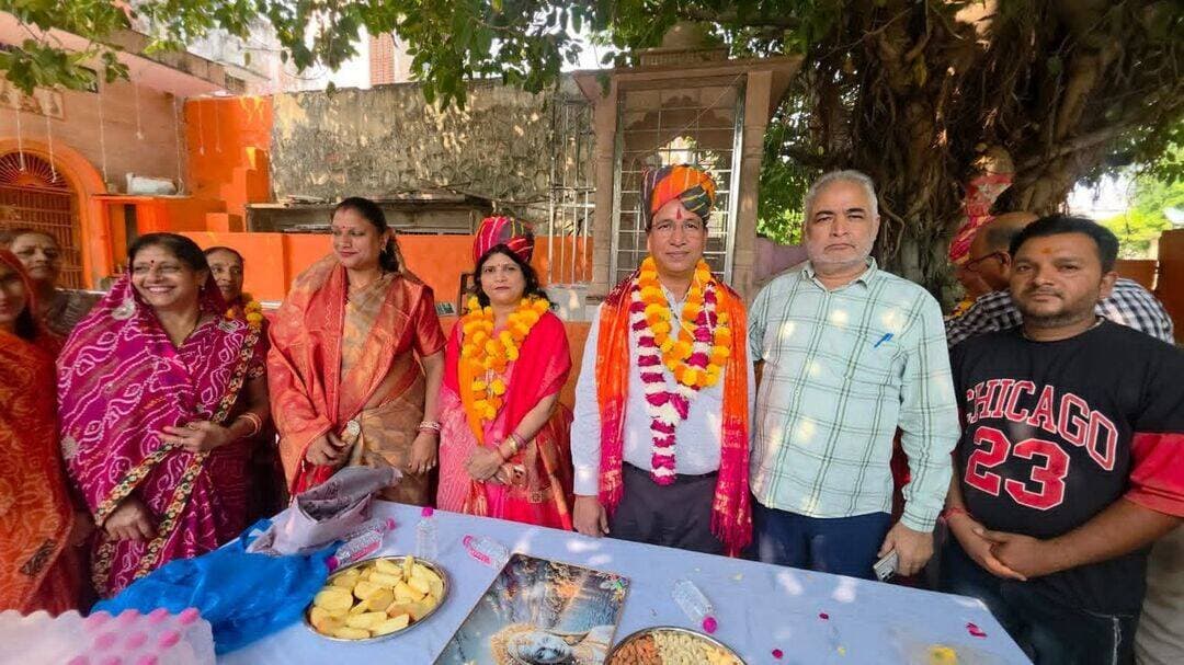 IAS बने नरेंद्र बंसल का हिण्डौन में भव्य स्वागत, ढोल-नगाड़ों की गूंज के बीच हुई आतिशबाजी।
हिंडौन करौली
हिण्डौन सिटी। राजस्थान प्रशासनिक सेवा (RAS) से भारतीय प्रशासनिक सेवा (IAS) में पदोन्नत होने के बाद नरेंद्र बंसल के हिण्डौन सिटी स्थित अपने आवास पहुंचने पर परिजनों, मित्रों और शुभचिंतकों ने भव्य स्वागत किया। पदोन्नति की खुशी में ढोल-नगाड़ों और बाजे की गूंज के बीच उन्हें साफा पहनाया गया तथा फूल-मालाओं से अभिनंदन किया गया।
नरेंद्र बंसल के घर पहुंचते ही माहौल उत्सव में बदल गया। परिजनों और शुभचिंतकों ने मिठाई खिलाकर पदोन्नति की खुशी साझा की, वहीं आतिशबाजी कर जश्न मनाया गया। ढोल-नगाड़ों की थाप के बीच बड़ी संख्या में मौजूद लोगों ने बंसल को IAS में पदोन्नति की बधाई देते हुए उनके उज्ज्वल भविष्य की कामना की।
स्वागत कार्यक्रम में मित्रगण, परिजन और शहर के गणमान्य नागरिकों के साथ पार्षद सीमा मंगल एवं पूर्व पार्षद राजू मदान सहित बड़ी संख्या में लोग मौजूद रहे। इस दौरान नरेंद्र बंसल ने स्वागत और सम्मान के लिए सभी का आभार जताया। उन्होंने कहा कि परिजनों, मित्रों और शुभचिंतकों से मिला स्नेह उनके लिए प्रेरणादायी है।