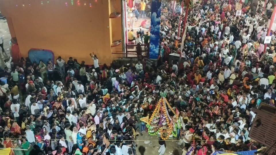 सुरसंड में ऐतिहासिक दुर्गा पूजा को लेकर श्रद्धालुओं की भीड़।