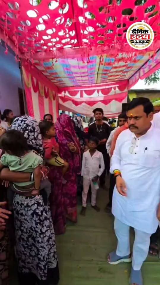 *विकास की चमक के बीच सड़क को तरसती आदिवासी बस्ती, मनटोलवा–सरहजी टोला की पीड़ा कब सुनेगा प्रशासन?*
गर्भवती महिलाओं को आज भी चारपाई पर ढोने की विवशता, मार्ग के अभाव में ग्रामीणों की जिंदगी दांव पर; कांग्रेस अध्यक्ष *प्रभात द्विवेदी* ने उठाया मूलभूत सुविधा का सवाल
मैहर। विकास के दावों और धरातलीय वास्तविकताओं के बीच की खाई को समझना हो तो ग्राम मनटोलवा के सरहजी टोला की आदिवासी बस्ती की स्थिति पर ध्यान देना पर्याप्त है। *नगर कांग्रेस अध्यक्ष प्रभात दुवेदी* ने कहां कि यहां रहने वाले सेकड़ों आदिवासी परिवारों के लिए आज भी आवगमन का सुगम मार्ग एक अधूरी अकांक्षा बना हुआ है। सड़क के अभाव में ग्रामीणों का सामान्य जीवन कठिनाइयों से घिरा है वहीं आपातकालीन परिस्थितियों में यह समस्या जीवन मरण का प्रश्न बन जाती है।
ग्रामीणों की व्यथा के अनुसार प्रसव पीड़ा से गुजरने वाली महिलाओं को अस्पताल तक पहुंचाने के लिए आज भी चारपाई का सहारा लेना पड़ता है। आरोप है कि पूर्व में ऐसी परिस्थितियां भी बनीं जब प्रसव के लिए ले जाई जा रही महिलाएं समय पर बस्ती से बाहर नहीं पहुंच सकीं और उनकी मृत्यु हो गई। ये परिस्थितियां केवल आवागमन की समस्या नहीं बल्कि ग्रामीण स्वास्थ्य सुविधाओं प्रशासनिक संवेदनशीलता और बुनियादी नागरिक अधिकारों से जुड़ा गंभीर सवाल खड़ा करती हैं
इस क्षेत्र के आसपास केजीएस सीमेंट उद्योग और मैहर सीमेंट उद्योग से जुड़ी गतिविधियों के साथ चूना पत्थर का कारोबार भी होता है। ऐसे औद्योगिक परिवेश के निकट स्थित आदिवासी बस्ती में यदि लोगों को आवागमन के लिए सड़क जैसी मूलभूत सुविधा का इंतजार करना पड़ रहा है, तो यह सरकार के विकास दावो की पोल खोलने जैसा हैं ।
कांग्रेस अध्यक्ष प्रभात द्विवेदी ने कहा कि प्रशासनिक अधिकारी मौके का निरीक्षण करें मार्ग की वास्तविक स्थिति का आकलन कर निर्माण की जिम्मेदारी तय करें और आवश्यक बजट एवं समयसीमा के संबंध में स्पष्ट जानकारी सार्वजनिक करें।
मनटोलवा के सरहजी टोला के लोगों की अपेक्षा किसी विशेष सुविधा या उपकार की नहीं, बल्कि सुरक्षित आवागमन और सम्मानजनक जीवन की है। सवाल यही है कि जिस दौर में विकास की नई इबारतें लिखी जा रही हैं, उस दौर में आदिवासी परिवारों को सड़क के लिए और कितने समय तक प्रतीक्षा करनी पड़ेगी?