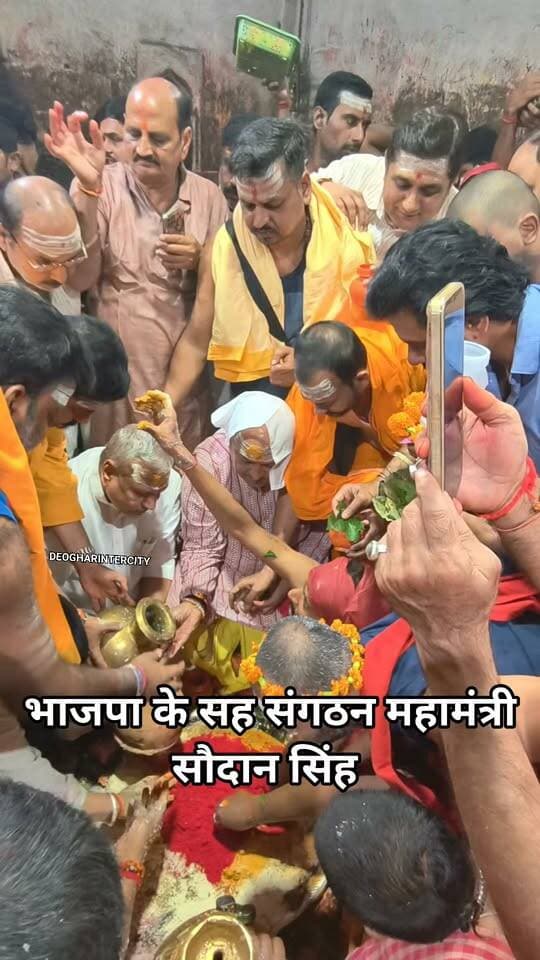 शारदीय नवरात्रि के महाअष्टमी में भाजपा के सह संगठन महामंत्री सौदान सिंह ने बाबा बैधनाथ की पुजा अर्चना की
