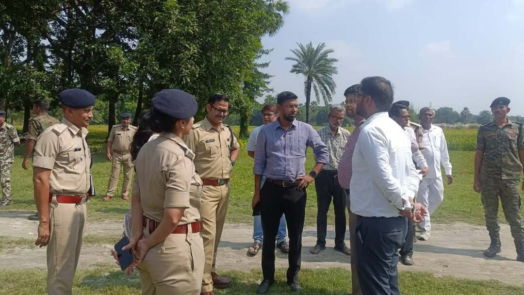 जिलाधिकारी, मुजफ्फरपुर एवं वरीय पुलिस अधीक्षक, मुजफ्फरपुर ने करजा थानान्तर्गत प्रतापपुर गांव में आपसी विवाद में हुई घटना पर घटनास्थल का दौरा किया। अधिकारीद्वय ने दोनों पक्षों से मिलकर उनकी बातें सुनीं। जिलाधिकारी एवं वरीय पुलिस अधीक्षक ने कहा कि घटना की सूचना मिलते ही पुलिस ने त्वरित कार्रवाई करते हुए प्राथमिकी दर्ज कर चार नामजद अभियुक्तों को गिरफ्तार कर लिया था। मामले में मुजफ्फरपुर पुलिस सभी पहलुओं की तीव्र गति से जांच कर रही है। क़ानून हाथ में लेने वालों एवं असामाजिक तत्वों को बख्शा नहीं जाएगा। आरोपित व्यक्तियों के विरूद्ध विधिसम्मत सख़्त कार्रवाई की जाएगी। स्थिति पूरी तरह नियंत्रण में है। अनुमंडल पदाधिकारी एवं अनुमंडल पुलिस पदाधिकारी को निर्देशित किया गया है कि स्थिति पर लगातार नज़र रखें। लोगों से नियमित रूप से संवाद स्थापित करें। दोनों पक्षों से भी अपील है कि वे किसी भी प्रकार के अपुष्ट तथ्यों पर ध्यान न दें और क्षेत्र में शांति बनाए रखने में पुलिस-प्रशासन का सहयोग करें।
#CMSamrat
#samratchoudhary
Information & Public Relations Department, Government of Bihar
मुजफ्फरपुर पुलिस