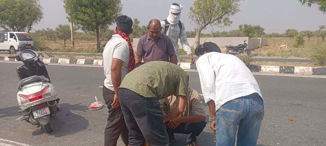 कलेक्टर कार्यालय के पास हादसा: स्कूटी-बाइक भिड़ंत में एक ही परिवार के तीन लोग घायल, बांगड़ अस्पताल में भर्ती
डीडवाना।शहर में जिला कलेक्टर कार्यालय के सामने एक बाइक और स्कूटी के बीच जोरदार भिड़ंत हो गई। हादसे में स्कूटी सवार एक ही परिवार के तीन लोग—महिला, मासूम बच्चा और युवक गंभीर रूप से घायल हो गए। हादसे के बाद मौके पर एकत्र हुए राहगीरों ने तत्परता दिखाते हुए सभी घायलों को निजी वाहन की मदद से तुरंत राजकीय बांगड़ जिला अस्पताल पहुंचाया, जहां डॉक्टरों की टीम ने उपचार जारी किया।जानकारी अनुसार, जिला कलेक्टर कार्यालय के आगे अचानक बाइक और स्कूटी में आमने-सामने की टक्कर हो गई। टक्कर इतनी तेज थी कि स्कूटी पर सवार तीनों लोग सड़क पर जा गिरे। राहत की बात यह रही कि बाइक सवार दो युवकों को किसी तरह की कोई चोट नहीं आई।अस्पताल प्रशासन से मिली जानकारी के अनुसार, हादसे में घायल हुए तीनों लोग कोलिया गांव के निवासी हैं। घायलों में सोहनी देवी (50) पत्नी रामेश्वर लाल,एव 4 वर्षीय प्रिंस तथा सुनील (21) पुत्र रामेश्वर लाल शामिल हैं। घटना की जानकारी पर पुलिस भी मौके पर पहुंची पुलिस के सारे घटनाक्रम की जानकारी लेकर आगे की कार्यवाही शुरू कर दी।