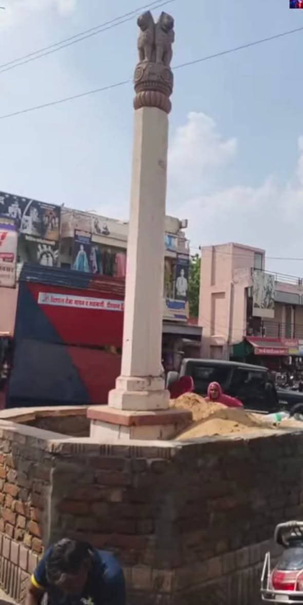 डीडवाना: ऐतिहासिक अशोक स्तंभ सर्किल के सौंदर्यीकरण के नाम पर महज खानापूर्ति, स्थानीय निवासियों में भारी रोष
डीडवाना। शहर के नागोरी गेट के बाहर स्थित ऐतिहासिक अशोक स्तंभ सर्किल के जीर्णोद्धार और सौंदर्यीकरण को लेकर नगर परिषद की कार्यशैली सवालों के घेरे में है। 1960 में स्थापित इस ऐतिहासिक प्रतीक चिन्ह को भव्य रूप देने के बजाय महज खानापूर्ति की जा रही है, जिससे स्थानीय नागरिकों में गहरा असंतोष और विरोध व्याप्त है।
*ऐतिहासिक पहचान से खिलवाड़ का आरोप*
वर्ष 1960 में इस अशोक स्तंभ सर्किल का निर्माण सेठ गणेशमल जाजू द्वारा करवाया गया था। तब से ही यहां उनके नाम की पट्टिका लगी हुई थी। स्थानीय लोगों का आरोप है कि नगर परिषद द्वारा करवाए जा रहे वर्तमान निर्माण कार्य के दौरान इस नाम पट्टिका को ढक दिया गया है और चारदीवारी बनाकर मिट्टी भर दी गई है। भामाशाह के नाम को छुपाने की इस कवायद से गुस्साए लोगों ने हाल ही में जारी कार्य को रुकवा दिया और कड़ा विरोध दर्ज कराया।
7D के बाद बदला स्वरूप, अब देखरेख का अभाव
स्थानीय निवासियों ने बताया कि वर्ष 2016-17 में आई 7D के दौरान शहर के अधिकांश बाजार क्षतिग्रस्त हो गए थे। उस समय जो अशोक स्तंभ भव्य रूप में पार्क और चारदीवारी के साथ मौजूद था, उसे हटाकर एक बेहद छोटा स्वरूप दे दिया गया। इसके बाद से ही भारत के इस राष्ट्रीय प्रतीक की उचित देखरेख नहीं हो पा रही है, जिससे इसकी गरिमा प्रभावित हो रही है।
*लाखों का टेंडर, फिर भी बुनियादी सुधार नदारद*
नगर परिषद द्वारा इस कार्य के लिए लाखों रुपये का टेंडर जारी किए जाने की बात कही जा रही है, लेकिन मौके पर हो रहा काम केवल औपचारिक नजर आ रहा है। नागरिकों की मांग है कि सर्किल का पुनर्गठन:सर्किल को सड़क के बीचों-बीच स्थापित कर चौराहे तिराहे के रूप में विकसित किया जाए ताकि यातायात व्यवस्था सुगम हो सके।भव्य सौंदर्यीकरण: चारों तरफ रेलिंग, आकर्षक लाइटिंग और उचित पौधरोपण कर इसे भव्य रूप दिया जाए।ऐतिहासिक पट्टिका का सम्मान: भामाशाह स्व. गणेशमल जाजू की मूल नाम पट्टिका को यथावत सुरक्षित और दृश्यमान रखा जाए।सफाई व्यवस्था:सर्किल के आसपास फैली गंदगी को तुरंत साफ कर क्षेत्र को स्वच्छ बनाया जाए।स्थानीय निवासियों का स्पष्ट कहना है कि भारत के प्रतीक चिन्ह का पूर्ण सम्मान होना चाहिए। यदि नगर परिषद ने खानापूर्ति छोड़कर योजनाबद्ध तरीके से इसका भव्य निर्माण नहीं किया, तो आंदोलन को और तेज किया जाएगा।