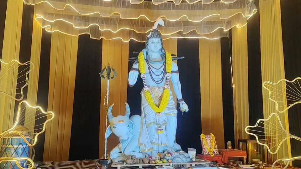 🔥 बैतूल में अनोखा भंडारा! खीर-पूड़ी नहीं, दाल-बाफले और चूरमे के लड्डुओं का लग रहा भोलेनाथ को भोग! 🚩🙏
😲 आपने खीर-पूड़ी और हलवे का भंडारा तो बहुत देखा होगा, लेकिन क्या कभी दाल-बाफले और चूरमे के लड्डुओं का भंडारा देखा है?
🚩 मध्यप्रदेश के बैतूल में इटारसी रोड स्थित बसंत पेट्रोल पंप के पास विराजित भोलेनाथ के दरबार में भंडारे का अंदाज ही कुछ अलग है! 🔱
विघ्नहर्ता युवा गणेश एवं भोले उत्सव समिति द्वारा आयोजित इस भंडारे में श्रद्धालुओं को परोसे जा रहे हैं मालवा और राजस्थान के मशहूर दाल-बाफले और चूरमे के लड्डू! 😍
🙏 समिति प्रमुख कुलदीप परिहार की पहल पर लगातार दूसरे वर्ष भी इस अनोखे भंडारे का आयोजन किया जा रहा है। बाबा भोलेनाथ को अनोखा भोग और भक्तों को अनोखा प्रसाद देने की यह पहल लोगों के बीच खास आकर्षण बनी हुई है।
🔱 हर-हर महादेव!
❤️ भक्ति भी, परंपरा भी और स्वाद भी!
📢 आपने कभी दाल-बाफले का भंडारा खाया है? कमेंट में 'हर हर महादेव' जरूर लिखें और इस अनोखे भंडारे की खबर को शेयर करें! 🙏
#बैतूल #बैतूल_समाचार #Betul #BetulNews #भोलेनाथ #हरहरमहादेव #जयभोलेनाथ #महादेव #दालबाफले #चूरमेकेलड्डू #अनूठाभंडारा #अनोखाभंडारा #भंडारा #धार्मिकआयोजन #मध्यप्रदेश #MadhyaPradesh #सनातनधर्म #शिवभक्ति #भोलेउत्सवसमिति #विघ्नहर्तायुवागणेशसमिति #ViralNews #TrendingNews #ViralVideo #LocalNews #BreakingNews