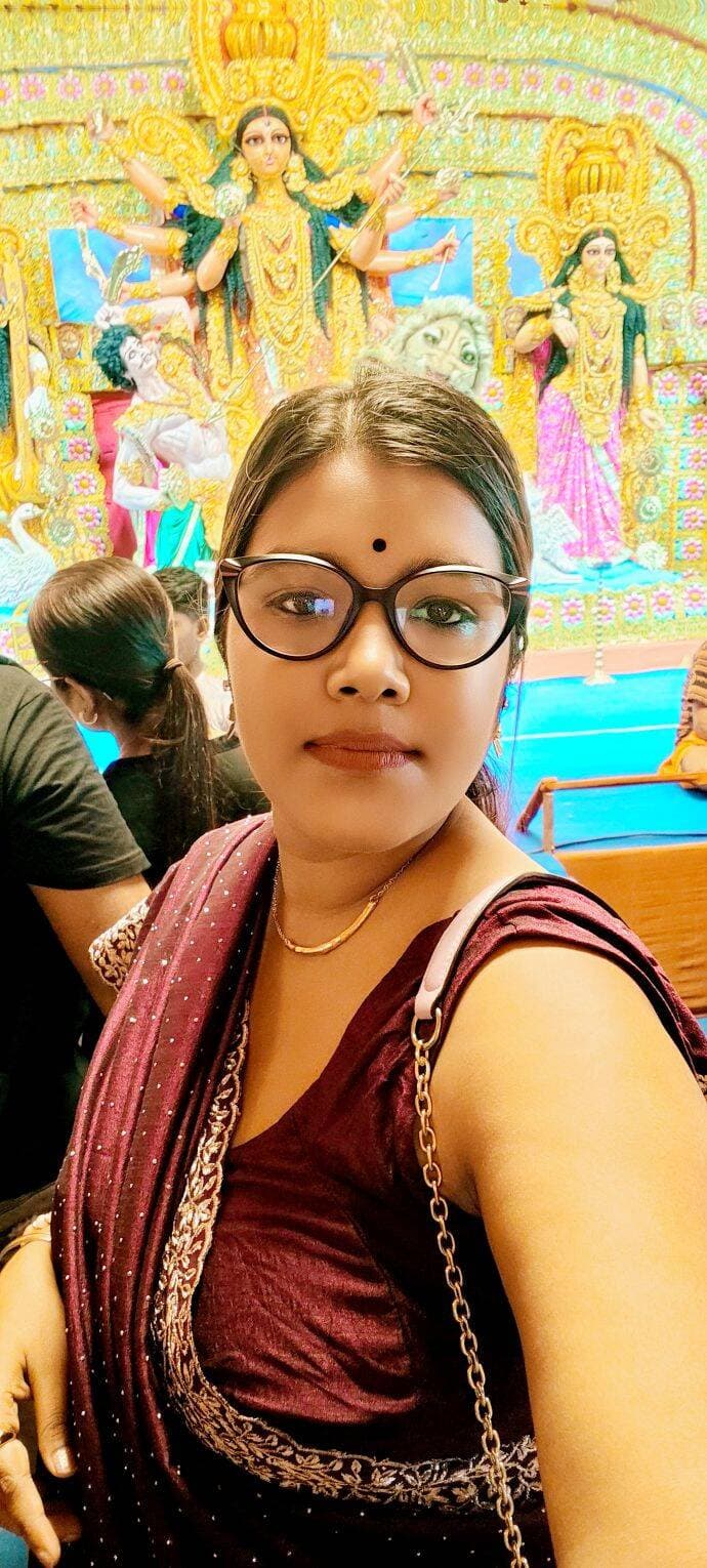 🌺✨ **শুভ অষ্টমী | পুজোর আনন্দে থাকুন সুস্থ ও সতেজ** ✨🌺
অষ্টমী মানেই অঞ্জলি, নতুন পোশাক, প্যান্ডেল হপিং আর জমিয়ে খাওয়াদাওয়া! ❤️🙏
কিন্তু উৎসবের আনন্দের মাঝেও নিজের স্বাস্থ্যের যত্ন নিতে ভুলবেন না। আজকের জন্য রইল কয়েকটি সহজ **পুষ্টি টিপস**। 🌿
🥗 **১. খাবারে ভারসাম্য রাখুন:** ভাত বা রুটির সঙ্গে প্রোটিন ও সবজি রাখুন।
🍟 **২. ভাজাভুজি বুঝে খান:** অতিরিক্ত তেলযুক্ত খাবার ও মিষ্টি সীমিত রাখুন।
💧 **৩. পর্যাপ্ত জল পান করুন:** বাইরে ঘোরাঘুরি করলে সঙ্গে জলের বোতল রাখুন।
🍎 **৪. দীর্ঘক্ষণ খালি পেটে থাকবেন না:** সময়মতো খাবার খান, প্রয়োজনে ফল বা হালকা স্বাস্থ্যকর খাবার বেছে নিন।
🚶 **৫. শরীরকে বিশ্রাম দিন:** অনেকক্ষণ হাঁটাহাঁটি করলে মাঝেমধ্যে বিশ্রাম নিন এবং পর্যাপ্ত ঘুমের চেষ্টা করুন।
💚 মনে রাখবেন, **পুজোয় আনন্দ করে খাওয়া যাবে—শুধু চাই পরিমিতি ও সঠিক ভারসাম্য।**
মা দুর্গার আশীর্বাদে সবার জীবন ভরে উঠুক সুখ, শান্তি ও সুস্বাস্থ্যে। 🙏🌸
👩⚕️ **পুষ্টিবিদ চন্দ্রিমা দে**
Consultant Dietitian & Nutritionist
**U&URS NUTRITIONIST**
*Healthy You | Happier Tomorrow*
🌺 সবাইকে জানাই শুভ অষ্টমীর আন্তরিক শুভেচ্ছা!
<nis:link nis:type=tag nis:id=শুভঅষ্টমী nis:value=শুভঅষ্টমী nis:enabled=true nis:link/> <nis:link nis:type=tag nis:id=দুর্গাপুজো nis:value=দুর্গাপুজো nis:enabled=true nis:link/> <nis:link nis:type=tag nis:id=অষ্টমীরটিপস nis:value=অষ্টমীরটিপস nis:enabled=true nis:link/> <nis:link nis:type=tag nis:id=পুজোরপুষ্টি nis:value=পুজোরপুষ্টি nis:enabled=true nis:link/> <nis:link nis:type=tag nis:id=স্বাস্থ্যকরখাদ্যাভ্যাস nis:value=স্বাস্থ্যকরখাদ্যাভ্যাস nis:enabled=true nis:link/> <nis:link nis:type=tag nis:id=সুস্থথাকুন nis:value=সুস্থথাকুন nis:enabled=true nis:link/> <nis:link nis:type=tag nis:id=nutritiontips nis:value=NutritionTips nis:enabled=true nis:link/> <nis:link nis:type=tag nis:id=healthylifestyle nis:value=HealthyLifestyle nis:enabled=true nis:link/> <nis:link nis:type=tag nis:id=nutritionist nis:value=Nutritionist nis:enabled=true nis:link/> <nis:link nis:type=tag nis:id=uursnutritionist nis:value=UURSNutritionist nis:enabled=true nis:link/> <nis:link nis:type=tag nis:id=পুষ্টিবিদচন্দ্রিমাদে nis:value=পুষ্টিবিদচন্দ্রিমাদে nis:enabled=true nis:link/>