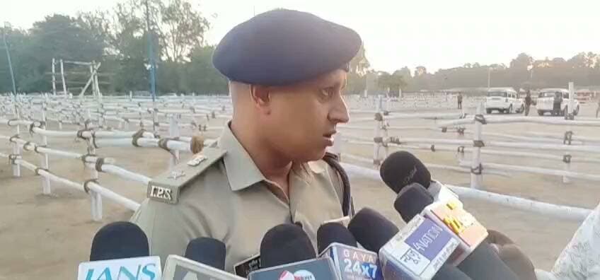 गांधी मैदान में रावण दहन से पहले फुलप्रूफ सुरक्षा! एसएसपी ने लिया जायजा, चप्पे-चप्पे पर CCTV से नजर
बड़ी संख्या में पुलिस फोर्स और मजिस्ट्रेट की तैनाती, पीए सिस्टम से लगातार होगा एनाउंसमेंट; ट्रैफिक प्लान भी जारी
गया जी शहर के ऐतिहासिक गांधी मैदान में मंगलवार को होने वाले रावण दहन को लेकर तैयारियां अंतिम चरण में हैं। मैदान में 60 फीट का रावण, 55 फीट का कुंभकरण और 50 फीट के मेघनाथ के पुतले तैयार किए जा रहे हैं। इस बड़े आयोजन में हजारों की संख्या में लोगों के पहुंचने की संभावना को देखते हुए पुलिस-प्रशासन ने सुरक्षा व्यवस्था को लेकर कमर कस ली है। सोमवार देर शाम एसएसपी सुशील कुमार ने गांधी मैदान पहुंचकर रावण दहन कार्यक्रम की तैयारियों और सुरक्षा व्यवस्था का जायजा लिया।
निरीक्षण के दौरान एसएसपी ने आयोजन स्थल पर मौजूद अधिकारियों से सुरक्षा, भीड़ नियंत्रण, पुलिस बल की तैनाती, सीसीटीवी कैमरों, पब्लिक एड्रेस सिस्टम और ट्रैफिक व्यवस्था की जानकारी ली। उन्होंने अधिकारियों को निर्देश दिया कि रावण दहन के दौरान आने वाली भीड़ को देखते हुए सभी व्यवस्थाएं पहले से दुरुस्त रखी जाएं, ताकि कार्यक्रम के दौरान किसी तरह की अफरा-तफरी की स्थिति पैदा न हो।
गांधी मैदान में सीसीटीवी से होगी चप्पे-चप्पे की निगरानी
रावण दहन कार्यक्रम के दौरान गांधी मैदान में आने वाले लोगों की सुरक्षा के लिए सीसीटीवी कैमरों की व्यवस्था की गई है। इन कैमरों के माध्यम से आयोजन स्थल पर लगातार निगरानी रखी जाएगी। भीड़ के बीच किसी तरह की संदिग्ध गतिविधि नजर आने पर पुलिस तत्काल कार्रवाई कर सकेगी।
इसके अलावा गांधी मैदान में पब्लिक एड्रेस सिस्टम यानी पीए सिस्टम भी लगाया गया है। इसके जरिए लगातार एनाउंसमेंट कर लोगों को गाइड किया जाएगा। भीड़ के बढ़ने, रास्ते में किसी तरह की समस्या होने या लोगों को किसी विशेष दिशा में जाने की आवश्यकता पड़ने पर इसी सिस्टम के माध्यम से उन्हें जानकारी दी जाएगी।
पुलिस फोर्स के साथ मजिस्ट्रेट भी रहेंगे तैनात
एसएसपी ने बताया कि रावण दहन कार्यक्रम को लेकर बड़ी संख्या में पुलिस फोर्स और मजिस्ट्रेट की तैनाती की गई है। उनके और बीएम साहब के संयुक्त आदेश से मजिस्ट्रेट की ड्यूटी लगाई गई है। पुलिस अधिकारी और जवान आयोजन स्थल के साथ-साथ आसपास के इलाकों में भी सुरक्षा व्यवस्था पर नजर रखेंगे।
प्रशासन की कोशिश है कि कार्यक्रम में आने वाले लोगों को सुरक्षित माहौल मिले और किसी भी स्थिति से निपटने के लिए पुलिस टीम पूरी तरह तैयार रहे। भीड़ के दबाव को देखते हुए पुलिस और प्रशासनिक अधिकारियों को अलग-अलग जिम्मेदारियां दी गई हैं।
जाम से बचाने के लिए सोशल मीडिया पर ट्रैफिक प्लान
रावण दहन कार्यक्रम में बड़ी संख्या में लोगों के पहुंचने के कारण गांधी मैदान और आसपास की सड़कों पर ट्रैफिक का दबाव बढ़ सकता है। इसे देखते हुए पुलिस ने ट्रैफिक मैनेजमेंट की भी विशेष तैयारी की है।
एसएसपी ने बताया कि खासकर जामितशरीफ की तरफ से आने वाले लोगों के लिए ट्रैफिक प्लान तैयार किया गया है। इस प्लान को सोशल मीडिया के माध्यम से लोगों तक पहुंचाया गया है, ताकि लोग पहले से रूट की जानकारी प्राप्त कर सकें और निर्धारित मार्ग का इस्तेमाल करें।
प्रशासन की अपील है कि लोग ट्रैफिक प्लान का पालन करें और अपनी सुविधा के लिए गलत दिशा या प्रतिबंधित रास्ते का इस्तेमाल न करें। इससे गांधी मैदान के आसपास अनावश्यक जाम से बचा जा सकेगा और कार्यक्रम में आने वाले लोगों को भी परेशानी नहीं होगी।
असामाजिक तत्वों पर पहले से कार्रवाई, फिर भी बिगाड़ा माहौल तो खैर नहीं
रावण दहन जैसे बड़े आयोजन के दौरान असामाजिक तत्वों पर भी पुलिस की विशेष नजर रहेगी। एसएसपी ने बताया कि दुर्गापूजा शुरू होने से पहले ही पुलिस ने असामाजिक तत्वों की पहचान कर उनके खिलाफ बाउंड डाउन की कार्रवाई की है।
उन्होंने स्पष्ट किया कि यदि इसके बावजूद कोई व्यक्ति विधि-व्यवस्था खराब करने की कोशिश करता है या किसी तरह की ऐसी गतिविधि करता है जिससे शांति व्यवस्था प्रभावित होती है, तो उसके खिलाफ कानून के तहत सख्त कार्रवाई की जाएगी।
पुलिस की नजर सोशल मीडिया और मैदान के आसपास की गतिविधियों पर भी रहेगी। किसी तरह की अफवाह फैलाने या लोगों के बीच भ्रम की स्थिति पैदा करने वालों के खिलाफ भी कार्रवाई की जाएगी।
भीड़ बढ़ी तो पीए सिस्टम से मिलेगा निर्देश
एसएसपी ने कहा कि रावण दहन के दौरान भीड़ प्रबंधन सबसे महत्वपूर्ण चुनौती होगी। इसके लिए पुलिस टीम, तैनात अधिकारी और फोर्स लगातार लोगों को गाइड करेंगे। जहां भी भीड़ अधिक होगी, वहां तत्काल स्थिति को नियंत्रित करने का प्रयास किया जाएगा।
पीए सिस्टम से लगातार एनाउंसमेंट कराया जाएगा, ताकि लोगों को बताया जा सके कि उन्हें किस दिशा में जाना है और कहां भीड़ से बचना है। इसके अलावा सोशल मीडिया के माध्यम से भी लोगों को लगातार जागरूक किया जा रहा है।
प्रशासन की अपील—व्यवस्था में सहयोग करें, निर्धारित रूट का करें पालन
गांधी मैदान में रावण दहन देखने आने वाले लोगों से प्रशासन ने अपील की है कि वे पुलिस और प्रशासन की ओर से जारी निर्देशों का पालन करें। निर्धारित रास्ते से ही आवागमन करें, वाहन जहां-तहां खड़ा न करें और भीड़ में किसी तरह की अफवाह पर ध्यान न दें।
एसएसपी के निरीक्षण के बाद पुलिस-प्रशासन ने साफ कर दिया है कि रावण दहन कार्यक्रम को लेकर सुरक्षा में किसी तरह की लापरवाही नहीं बरती जाएगी। सीसीटीवी से निगरानी, पीए सिस्टम से एनाउंसमेंट, बड़ी संख्या में पुलिस बल और मजिस्ट्रेट की तैनाती के साथ ट्रैफिक मैनेजमेंट की तैयारी की गई है। ऐसे में प्रशासन की कोशिश है कि गांधी मैदान में हजारों लोगों की मौजूदगी के बावजूद रावण दहन का कार्यक्रम शांतिपूर्ण, सुरक्षित और व्यवस्थित तरीके से संपन्न हो।