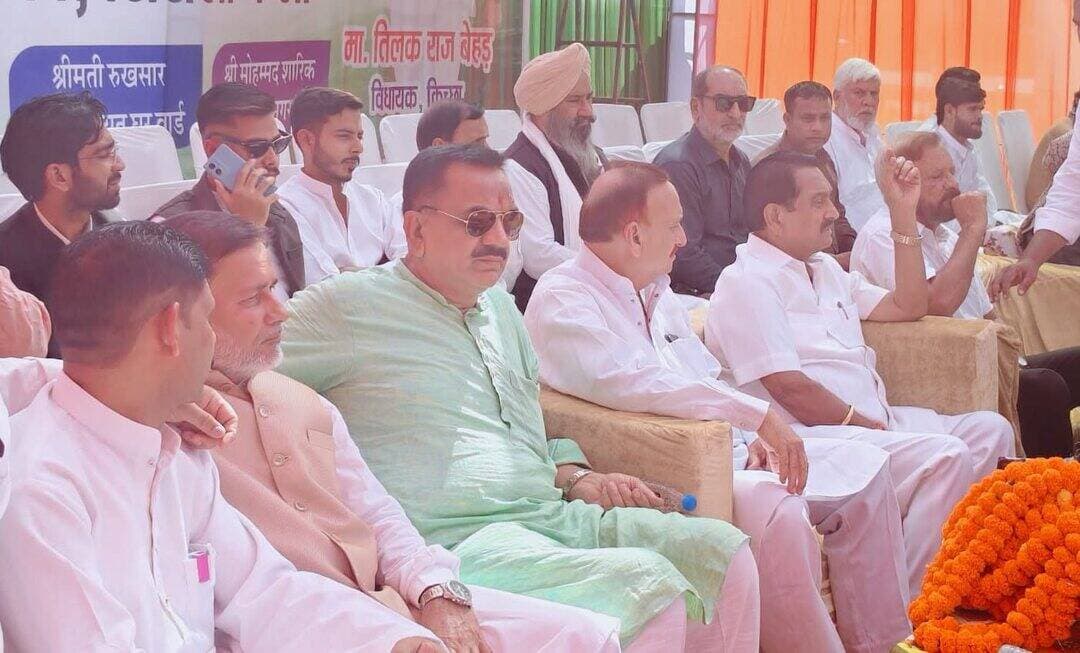 सिरौली कलां में नगर पालिका चुनाव के बाद हुए शपथ ग्रहण समारोह ने अब एक नई सियासी चर्चा को जन्म दे दिया है।
चर्चा इस बात की है कि कांग्रेस की जीत में अहम भूमिका निभाने वाले दो प्रमुख चेहरों को शपथ ग्रहण समारोह में अपेक्षित सम्मान नहीं मिला।
बताया जा रहा है कि इनमें से एक नेता शपथ ग्रहण कार्यक्रम में पहुंचे ही नहीं, जबकि दूसरे नेता कार्यक्रम में पहुंचे, लेकिन आधे कार्यक्रम के बाद वहां से चले गए। क्योंकि मामला सिर्फ एक शपथ ग्रहण कार्यक्रम तक सीमित नहीं है।
सिरौली कलां में नगर पालिका चुनाव के नतीजों के बाद अब करीब तीन से चार महीने के भीतर विधानसभा चुनाव की तस्वीर भी सामने आने वाली है।
ऐसे में कांग्रेस के लिए यह सवाल अहम हो जाता है कि जिन स्थानीय नेताओं और प्रभावशाली चेहरों ने चुनाव में पार्टी की जीत के लिए जमीन पर मेहनत की, अगर वही चेहरे चुनाव के बाद खुद को उपेक्षित महसूस करते हैं, तो इसका असर आने वाले विधानसभा चुनाव में कितना पड़ सकता है?
खास तौर पर इसलिए क्योंकि दोनों ही नेता मुस्लिम समुदाय से आते हैं और अपने-अपने स्तर पर समुदाय में प्रभाव रखते हैं।
अगर विधानसभा चुनाव में मुकाबला त्रिकोणीय होता है, तो मुस्लिम वोटों का रुझान और उनका संभावित ध्रुवीकरण चुनावी समीकरण को काफी हद तक प्रभावित कर सकता है।
हालांकि अभी यह कहना जल्दबाजी होगी कि दोनों नेताओं की नाराज़गी कितनी गंभीर है और क्या इसका सीधा असर विधानसभा चुनाव पर पड़ेगा।
लेकिन शपथ ग्रहण समारोह से सामने आए ये संकेत कांग्रेस के लिए निश्चित तौर पर राजनीतिक तौर पर नजरअंदाज करने वाले नहीं हैं।