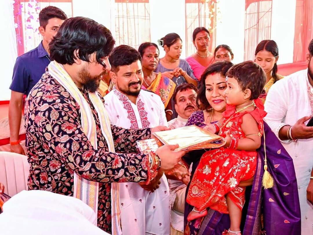 অষ্টমীর সকালে দেবী দর্শনের পর সুটুঙ্গা নদীর বিসর্জন ঘাট পরিদর্শনে ক্যাবিনেট মন্ত্রী নিশীথ প্রামাণিক
মাথাভাঙা - মহাষ্টমীর সকালে দেবী দুর্গার দর্শনের পর মাথাভাঙার সুটুঙ্গা নদীর বিসর্জন ঘাট পরিদর্শন করলেন রাজ্যের ক্যাবিনেট মন্ত্রী নিশীথ প্রামাণিক। এদিন তাঁর সঙ্গে উপস্থিত ছিলেন জেলাশাসক ও পুলিশ সুপার। সুটুঙ্গা নদীতে প্রতিমা বিসর্জনের বিশেষ আয়োজন ও প্রশাসনিক প্রস্তুতি খতিয়ে দেখতেই এই পরিদর্শন বলে জানা গিয়েছে।