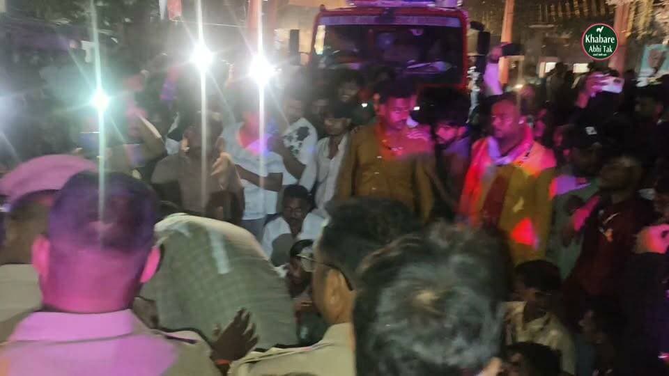 मऊ के बालनिकेतन दुर्गा पूजा पंडाल समिति का प्रदर्शन, बीजेपी नेता पर अभद्र व्यवहार करने का आरोप
#मऊ #दुर्गापूजा #बीजेपी #खबरेंअभीतक #KhabareAbhiTak