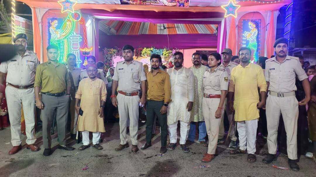 🚨 बेर चौक मेला का कुशेशर स्थान थाना प्रभारी गौरव जी ने किया निरीक्षण! 🙏
कुशेश्वरस्थान थाना क्षेत्र के थाना प्रभारी गौरव जी बेर चौक मेला परिसर पहुंचे और सुरक्षा व्यवस्था का जायजा लिया। मेले में शांति, सुरक्षा एवं विधि-व्यवस्था बनाए रखने को लेकर उन्होंने निरीक्षण किया।
👏 जनता की सुरक्षा और शांतिपूर्ण मेले के आयोजन को लेकर पुलिस प्रशासन की सक्रियता सराहनीय है।
#KusheshwarAsthan #BerChowkMela #DarbhangaPolice #BiharPolice #ReporterKundan