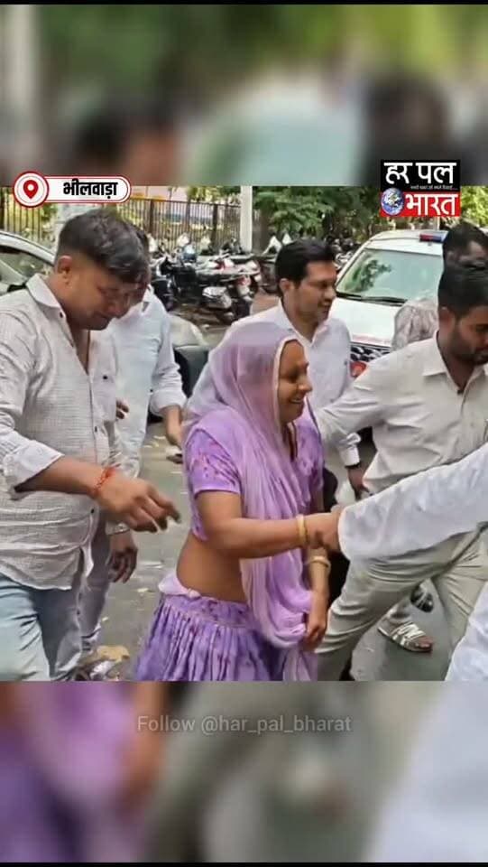 🚨 भीलवाड़ा में नाम वापसी के आखिरी दिन सियासी हलचल!
पंचायती राज चुनाव 2026 के तहत जिला परिषद वार्ड नंबर 29 में निर्दलीय प्रत्याशी रेखा तेली के नामांकन को लेकर अंतिम समय तक गहमागहमी रही। पूर्व मंत्री कालूलाल गुर्जर की धर्मपत्नी के सामने निर्दलीय पर्चा भरने वाली रेखा तेली का नामांकन वापस करवाने के लिए सहाड़ा विधायक लादूलाल पीतलिया, पूर्व मंत्री कालूलाल गुर्जर और भाजपा जिलाध्यक्ष को मशक्कत करनी पड़ी।
अब सवाल है—रेखा तेली ने नामांकन वापस लिया या चुनावी मैदान में डटी रहीं? इसकी आधिकारिक पुष्टि का इंतजार है।
📲 भीलवाड़ा की हर खबर के लिए जुड़े रहें हर पल भारत न्यूज़ के साथ।
#Bhilwara #RajasthanNews #PanchayatiRajElection2026 #BhilwaraNews #HarPalBharatNews