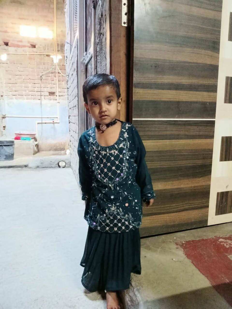 🚨 लापता बच्ची की तलाश, ढूंढने में करें मदद 🙏
रफीगंज के बाबूगंज से 4 वर्षीय अलिशा फातिमा लापता
औरंगाबाद जिले के रफीगंज नगर स्थित बाबूगंज निवासी 4 वर्षीय बच्ची अलिशा फातिमा के लापता होने की सूचना है। बच्ची के लापता होने से परिजन परेशान हैं और उसकी सुरक्षित तलाश में लोगों से मदद की अपील कर रहे हैं।
आप सभी से विनम्र अपील है कि यदि किसी को भी बच्ची के बारे में कोई जानकारी मिले या बच्ची कहीं दिखाई दे, तो कृपया नीचे दिए गए मोबाइल नंबर पर तुरंत संपर्क करें।
📞 संपर्क नंबर: 99344 05922
इस खबर को अधिक से अधिक शेयर करें, ताकि बच्ची को जल्द से जल्द उसके परिवार तक पहुंचाने में मदद मिल सके।
आपका एक शेयर बच्ची को उसके परिवार से मिलाने में मददगार हो सकता है। 🙏
#MissingChild #AlishaFatima #अलिशा_फातिमा #लापता_बच्ची #रफीगंज #बाबूगंज #औरंगाबाद_बिहार #बिहार_न्यूज #BharatCrimeLiveNews #बच्ची_की_तलाश
