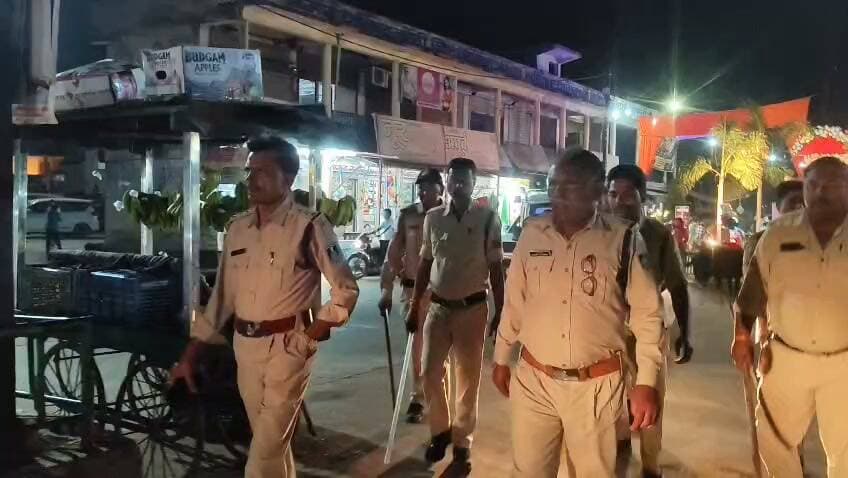 दशहरा पर्व को लेकर कोठी पुलिस अलर्ट, थाना प्रभारी संतोष तिवारी के नेतृत्व में निकला फ्लैग मार्च
बस स्टैंड से बाजार होते हुए झाली चौराहे तक पुलिस ने किया भ्रमण, सुरक्षा व्यवस्था का दिया संदेश
दशहरा पर्व को शांतिपूर्ण एवं सौहार्दपूर्ण माहौल में संपन्न कराने के मद्देनजर कोठी पुलिस पूरी तरह सतर्क नजर आ रही है। इसी क्रम में कोठी थाना प्रभारी संतोष तिवारी के नेतृत्व में पुलिस बल ने नगर में फ्लैग मार्च निकाला। फ्लैग मार्च की शुरुआत कोठी बस स्टैंड से हुई। पुलिस बल नगर के प्रमुख बाजार मार्गों से होते हुए झाली चौराहे तक पहुंचा। इस दौरान पुलिस ने नगर के प्रमुख मार्गों पर भ्रमण कर सुरक्षा व्यवस्था का जायजा लिया और आमजन को सुरक्षा का भरोसा दिलाया। दशहरा पर्व के दौरान शांति एवं कानून व्यवस्था बनाए रखना पुलिस की प्राथमिकता है। फ्लैग मार्च के माध्यम से पुलिस ने स्पष्ट संदेश दिया कि पर्व के दौरान किसी भी प्रकार की अव्यवस्था बर्दाश्त नहीं की जाएगी। साथ ही नागरिकों से आपसी भाईचारे, सामाजिक सद्भाव और शांति के साथ त्योहार मनाने की अपील की गई। कोठी पुलिस की इस सक्रियता से त्योहार के दौरान सुरक्षा व्यवस्था बनाए रखने और आमजन में विश्वास कायम करने का संदेश दिया गया।