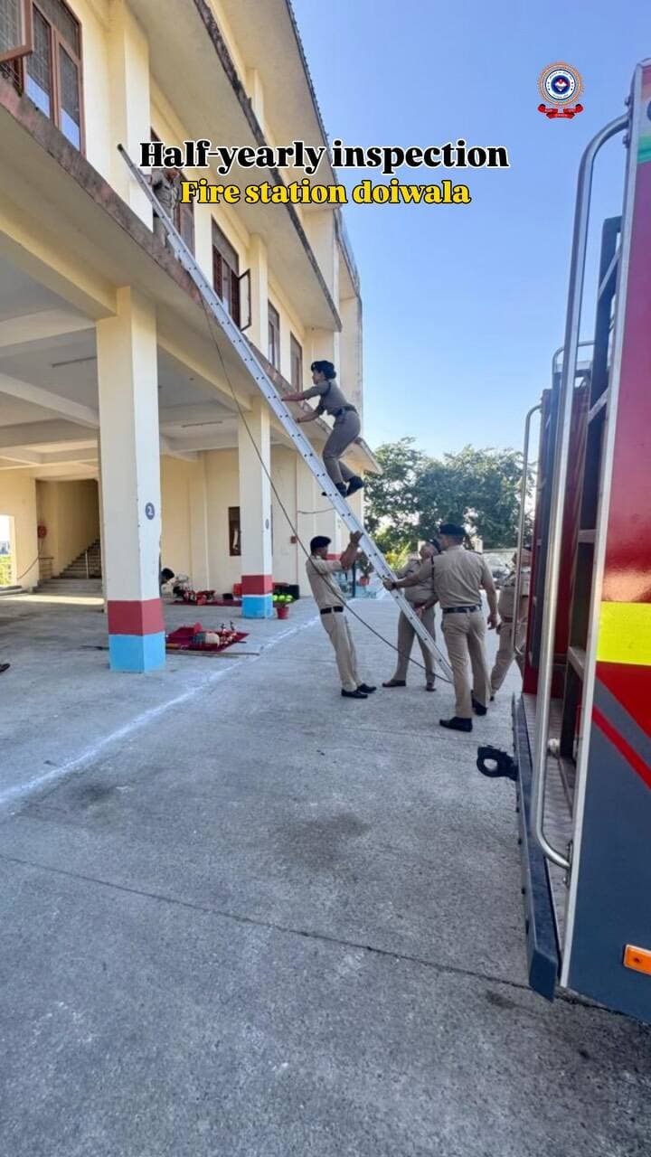 🚒 फायर स्टेशन डोईवाला, जनपद देहरादून 🚒
मुख्य अग्निशमन अधिकारी, जनपद देहरादून द्वारा फायर स्टेशन डोईवाला का अर्धवार्षिक निरीक्षण किया गया। इस दौरान अग्निशमन वाहनों, आपदा राहत उपकरणों एवं जीवन रक्षक संसाधनों की कार्यशीलता का जायजा लिया गया तथा फायर कर्मियों द्वारा विभिन्न अग्निशमन एवं बचाव कार्यों का प्रदर्शन किया गया। निरीक्षण के दौरान उपकरणों को सदैव क्रियाशील रखने और आपातकालीन परिस्थितियों से निपटने हेतु तत्पर रहने के आवश्यक दिशा-निर्देश दिए गए।
सतर्कता, तैयारी और तत्परता — सुरक्षित समाज की पहचान। 🔥🧑🚒
#uttarakhandfireservice
#firefighters
#firesafety
#inspection
#uttrakhand