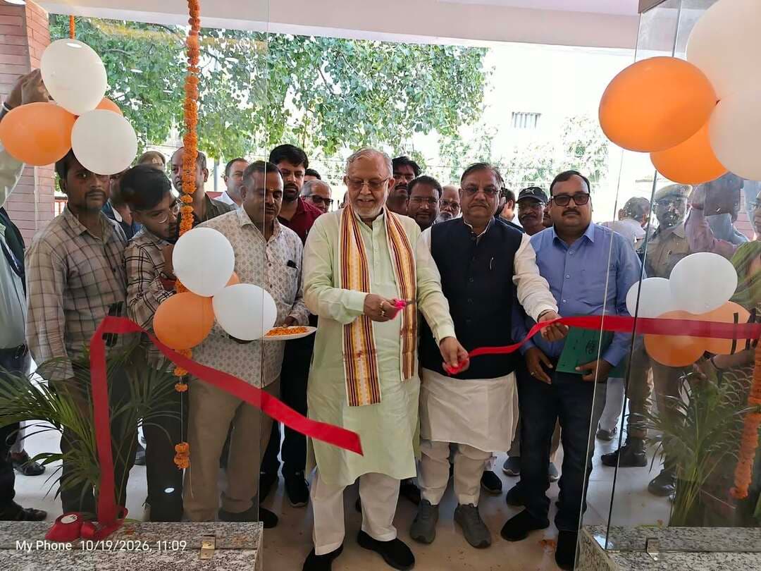👉#1.93 करोड़ की लागत से बना वरिष्ठ नागरिक देखभाल केंद्र, मंत्री सुरेश खन्ना ने किया उद्घाटन
--#स्मार्ट सिटी योजना के तहत वार्ड-29 सदर बाजार में विकसित हुआ केंद्र
--#बुजुर्गों को मिलेंगी बेहतर सुविधाएं, सुरक्षित और सम्मानजनक वातावरण उपलब्ध कराने की पहल
शाहजहांपुर। नगर निगम शाहजहांपुर के जोन-01 के वार्ड-29 सदर बाजार में स्मार्ट सिटी योजना के अंतर्गत नवनिर्मित वरिष्ठ नागरिक देखभाल केंद्र का उद्घाटन किया गया। उत्तर प्रदेश सरकार के कैबिनेट मंत्री सुरेश कुमार खन्ना और राज्यसभा सांसद मिथिलेश कुमार कठेरिया ने संयुक्त रूप से केंद्र का उद्घाटन किया। कार्यदायी संस्था सीएनडीएस (CNDS) द्वारा इस केंद्र का निर्माण एक करोड़ 93 लाख रुपये की लागत से कराया गया है।वरिष्ठ नागरिक देखभाल केंद्र का उद्देश्य शहर के बुजुर्गों को बेहतर सुविधाएं उपलब्ध कराने के साथ ही उनके लिए सुरक्षित, सुविधाजनक और सम्मानजनक वातावरण सुनिश्चित करना है। केंद्र को वरिष्ठ नागरिकों की आवश्यकताओं और उनके सामाजिक कल्याण को ध्यान में रखते हुए विकसित किया गया है।स्मार्ट सिटी योजना के तहत निर्मित यह केंद्र बुजुर्गों की सुविधा, सम्मान और कल्याण को बढ़ावा देने की दिशा में महत्वपूर्ण पहल माना जा रहा है। इसके माध्यम से वरिष्ठ नागरिकों के लिए बेहतर देखभाल और सुविधाओं की व्यवस्था विकसित करने का प्रयास किया गया है।इस अवसर पर नगर आयुक्त सौम्या गुरुरानी, अपर नगर आयुक्त भान सिंह, सहायक नगर आयुक्त, जेई, सीएसआई, एसएफआई, नगर स्वास्थ्य अधिकारी, पार्षदगण और नगर निगम के अन्य अधिकारी उपस्थित रहे। नगर निगम की ओर से शहर में नागरिक सुविधाओं के विकास और विस्तार के लिए निरंतर प्रयास किए जा रहे हैं।
Suresh Kumar Khanna
Nagar Ayukt Shahjahanpur
Shahjahanpur Nagar Nigam