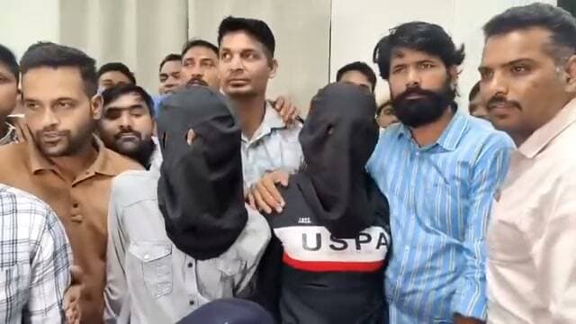 बॉलीवुड एक्टर टाइगर श्रॉफ पर मुंबई में हुई फायरिंग के मामले में पुलिस को बड़ी सफलता मिली है।
कोटा पुलिस स्टेशन से सामने आए विजुअल में तीन संदिग्धों को हिरासत में देखा जा सकता है। पुलिस के मुताबिक, इनमें एक नाबालिग भी शामिल है।
तीनों को कोटा रेलवे स्टेशन पर उस वक्त पकड़ा गया जब वो मुंबई से पुणे-जयपुर ट्रेन में सफर कर रहे थे।
दो आरोपियों की पहचान रितिक और रेहान के तौर पर हुई है, जबकि तीसरे की पहचान की जा रही है। पुलिस तीनों से पूछताछ कर रही है।