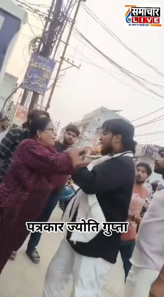 फतेहपुर के आईटीआई रोड पर मारपीट का वीडियो वायरल, पुलिस की सतर्कता से टला बड़ा विवाद!
फतेहपुर, 19 अक्टूबर 2026। उत्तर प्रदेश के फतेहपुर शहर के सदर कोतवाली क्षेत्र में आईटीआई रोड पर एक युवक के साथ मारपीट का वीडियो सोशल मीडिया पर वायरल होने के बाद मामला चर्चा में है। वायरल वीडियो में कुछ युवक आपस में मारपीट करते और लात-घूंसे चलाते दिखाई दे रहे हैं। घटना की सूचना मिलने पर सदर कोतवाली पुलिस ने तत्परता दिखाते हुए मौके पर पहुंचकर स्थिति संभाली। पुलिस की ओर से वीडियो के आधार पर एक युवक के खिलाफ शांतिभंग के तहत कार्रवाई किए जाने की जानकारी सामने आई है।
