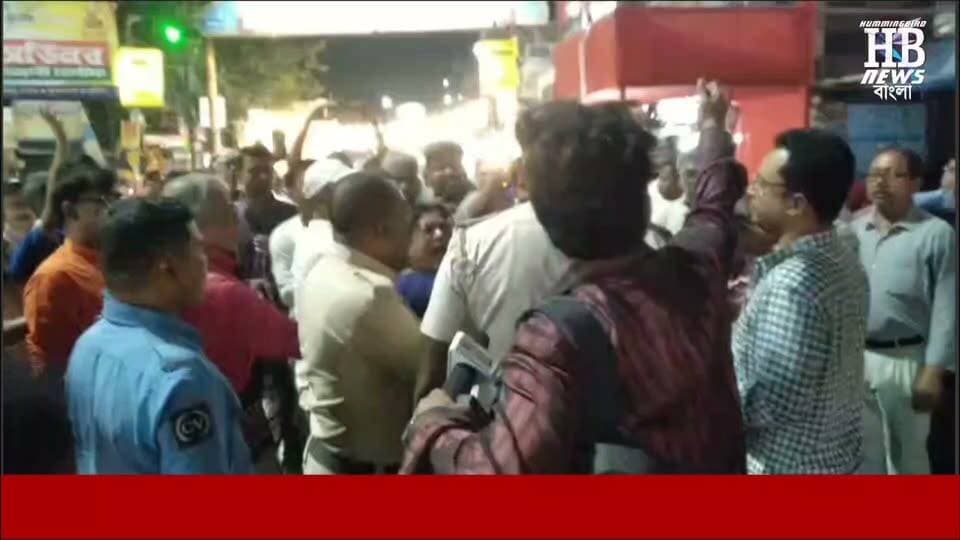 কৃষ্ণনগর পোস্ট অফিস মোড়ে আজ রাতে দুর্গাপূজা উপলক্ষে আর এসপির একটি বুক স্টলের উপর একদল যুবক হামলা চালায়। স্টলটি ভাঙচুর করা হয়। সিপিআইএম নেতা এস এম সাদি অভিযোগ করেন একদল বিজেপি মদদপুষ্ট কর্মী এই ভাঙচুর চালিয়েছে।