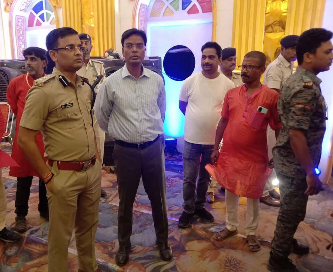 जिलाधिकारी दरभंगा श्री कौशल कुमार एवं वरीय पुलिस अधीक्षक श्री जगुनाथ रड्डी जल रड्डी द्वारा भ्रमण कर विधि व्यवस्था संधारण हेतु लिया जायजा।