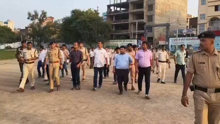 जिला पदाधिकारी एवं पुलिस अधीक्षक ने हरिश्चंद्र स्टेडियम का किया निरीक्षण, रावण दहन कार्यक्रम की तैयारियों एवं सुरक्षा व्यवस्था का लिया जायजा*
विजयादशमी के अवसर पर आयोजित होने वाले रावण दहन कार्यक्रम के सफल, शांतिपूर्ण एवं सुरक्षित आयोजन को लेकर आज जिला पदाधिकारी, नवादा श्री रवि प्रकाश एवं पुलिस अधीक्षक श्री अभिनव धीमान ने हरिश्चंद्र स्टेडियम, नवादा का निरीक्षण किया।
निरीक्षण के दौरान जिला पदाधिकारी ने कार्यक्रम स्थल पर वॉच टावर स्थापित करने तथा स्टेडियम परिसर एवं आसपास के क्षेत्रों में सीसीटीवी कैमरों के माध्यम से सतत निगरानी सुनिश्चित करने का निर्देश दिया। उन्होंने भीड़ नियंत्रण, बैरिकेडिंग, प्रवेश एवं निकास मार्गों, वाहनों की पार्किंग, यातायात नियंत्रण तथा अन्य आवश्यक व्यवस्थाओं की समीक्षा की।
जिला पदाधिकारी ने निर्देश दिया कि कार्यक्रम स्थल पर प्रवेश एवं निकास के लिए अलग-अलग मार्ग निर्धारित किए जाएं, ताकि भीड़ का सुचारु आवागमन सुनिश्चित हो सके। रावण दहन कार्यक्रम की समाप्ति के बाद लोगों की सुरक्षित एवं व्यवस्थित निकासी के लिए विशेष प्रबंध किए जाएं, जिससे भीड़ का दबाव नहीं बढ़े और यातायात व्यवस्था भी सुचारु बनी रहे। इसके अतिरिक्त, निर्धारित स्थलों पर वाहनों की पार्किंग, पर्याप्त प्रकाश व्यवस्था तथा किसी भी आपातकालीन परिस्थिति से निपटने के लिए आवश्यक इंतजाम सुनिश्चित करने का निर्देश दिया गया। कार्यक्रम स्थल पर एम्बुलेंस एवं आवश्यक चिकित्सा सुविधाओं की उपलब्धता सुनिश्चित करने पर भी विशेष जोर दिया गया।
वहीं, पुलिस अधीक्षक ने पुलिस पदाधिकारियों एवं पुलिस बल को निर्देश दिया कि रावण दहन कार्यक्रम के दौरान सुरक्षा व्यवस्था को लेकर विशेष सतर्कता बरती जाए। भीड़-भाड़ वाले क्षेत्रों, प्रवेश एवं निकास मार्गों तथा संवेदनशील स्थलों पर पर्याप्त संख्या में पुलिस बल की प्रतिनियुक्ति सुनिश्चित की जाए। उन्होंने यातायात व्यवस्था को सुचारु बनाए रखने, असामाजिक तत्वों पर कड़ी निगरानी रखने तथा किसी भी आपातकालीन स्थिति में त्वरित कार्रवाई करने का निर्देश दिया।
निरीक्षण के अवसर पर अनुमंडल पदाधिकारी, नवादा सदर, प्रभारी गोपनीय शाखा, अनुमंडल पुलिस पदाधिकारी सहित अन्य संबंधित पदाधिकारी एवं कर्मी उपस्थित थे।