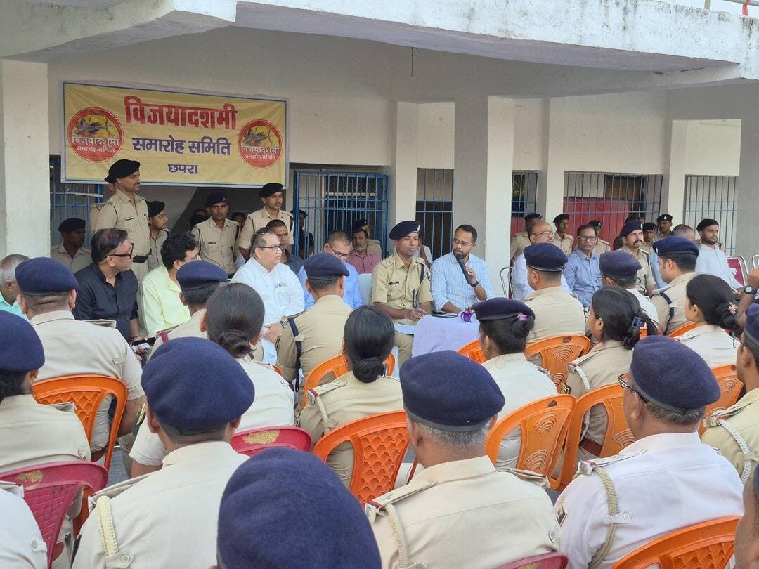 छपरा में रावण वध आज, प्रशासन अलर्ट; DM-SSP ने अधिकारियों को दिए सुरक्षा के निर्देश
<nis:link nis:type=tag nis:id=छपरा, nis:value=छपरा, nis:enabled=true nis:link/> सारण। विजयादशमी के अवसर पर आज, 20 अक्टूबर को छपरा में आयोजित होने वाले रावण वध कार्यक्रम को लेकर जिला प्रशासन पूरी तरह सतर्क है। कार्यक्रम में बड़ी संख्या में दर्शकों और श्रद्धालुओं के पहुंचने की संभावना को देखते हुए सुरक्षा, भीड़ प्रबंधन और यातायात व्यवस्था को लेकर विशेष तैयारी की जा रही है।
इसी क्रम में सोमवार, 19 अक्टूबर को जिलाधिकारी वैभव श्रीवास्तव और वरीय पुलिस अधीक्षक रौशन कुमार ने संयुक्त रूप से रावण वध कार्यक्रम में प्रतिनियुक्त दंडाधिकारियों एवं पुलिस पदाधिकारियों की ब्रीफिंग की। इस दौरान अधिकारियों को कार्यक्रम के सफल, सुरक्षित और शांतिपूर्ण संचालन के लिए आवश्यक दिशा-निर्देश दिए गए।
🔹 सुरक्षा व्यवस्था पर विशेष जोर
जिलाधिकारी और वरीय पुलिस अधीक्षक ने सभी प्रतिनियुक्त पदाधिकारियों को अपने निर्धारित स्थलों पर समय से पहुंचने और पूरी सतर्कता के साथ ड्यूटी करने का निर्देश दिया। आयोजन स्थल और आसपास के क्षेत्रों में विधि-व्यवस्था बनाए रखने तथा किसी भी अप्रिय स्थिति से निपटने के लिए तैयार रहने को कहा गया।
🔹 भीड़ प्रबंधन की रहेगी चुनौती
कार्यक्रम में संभावित भीड़ को देखते हुए दर्शकों के प्रवेश और निकास को सुव्यवस्थित रखने तथा जरूरत के अनुसार बैरिकेडिंग सुनिश्चित करने के निर्देश दिए गए हैं। प्रशासन का जोर भीड़ के अनियंत्रित जमाव और अफरा-तफरी की स्थिति को रोकने पर है।
🔹 यातायात और पार्किंग पर नजर
रावण वध कार्यक्रम के दौरान यातायात का सुचारु संचालन सुनिश्चित करने, वाहनों की आवाजाही और पार्किंग को व्यवस्थित रखने के निर्देश भी दिए गए हैं, ताकि आम नागरिकों और कार्यक्रम में शामिल होने वाले लोगों को अनावश्यक परेशानी न हो।
🔹 ड्यूटी में लापरवाही नहीं बरतने का निर्देश
सभी दंडाधिकारियों और पुलिस पदाधिकारियों को अपने निर्धारित प्रतिनियुक्ति स्थल पर मुस्तैद रहने तथा सक्षम अनुमति के बिना ड्यूटी स्थल नहीं छोड़ने को कहा गया है। किसी भी आपात स्थिति या अप्रिय घटना की सूचना तत्काल वरीय अधिकारियों को देने और आपसी समन्वय से त्वरित कार्रवाई करने का निर्देश दिया गया है।
प्रशासन की आम लोगों से अपील
जिला प्रशासन ने नागरिकों और दर्शकों से कार्यक्रम के दौरान निर्धारित दिशा-निर्देशों का पालन करने, भीड़ प्रबंधन में सहयोग करने और किसी भी तरह की अफवाह पर ध्यान नहीं देने की अपील की है। प्रशासन ने लोगों से पुलिस एवं संबंधित अधिकारियों के साथ सहयोग बनाए रखने का आग्रह किया है, ताकि रावण वध कार्यक्रम शांतिपूर्ण और सुरक्षित माहौल में संपन्न हो सके।
आप भी जिम्मेदार नागरिक बनें। सुरक्षा नियमों का पालन करें और विजयादशमी का पर्व शांतिपूर्ण ढंग से मनाएं।
<nis:link nis:type=tag nis:id=chhapranews nis:value=ChhapraNews nis:enabled=true nis:link/> <nis:link nis:type=tag nis:id=sarannews nis:value=SaranNews nis:enabled=true nis:link/> <nis:link nis:type=tag nis:id=kaawkaawnews nis:value=KaawKaawNews nis:enabled=true nis:link/>