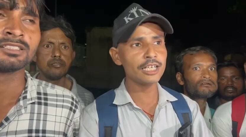 हरदोई में हादसे के बाद बस यात्रियों को बीच रास्ते उतारा, किराया वापसी या गंतव्य तक पहुंचाने की मांग
हरदोई। पाली थाना क्षेत्र में डबल डेकर बस और बाइक की टक्कर के बाद बस में सवार यात्रियों को परेशानी का सामना करना पड़ा। हादसे के बाद पुलिस ने बस यात्रियों को पाली बस स्टैंड पर उतरवा दिया, जबकि बस को थाने में खड़ा करा लिया गया। इसके बाद यात्रियों ने पाली थाने पहुंचकर किराया वापस करने या उन्हें उनके गंतव्य तक पहुंचाने की व्यवस्था करने की मांग की।
यात्रियों के मुताबिक, बस में महिलाएं और बच्चे भी सवार थे। अचानक यात्रा रुक जाने से उन्हें काफी दिक्कतों का सामना करना पड़ा। यात्रियों ने आरोप लगाया कि वे अपनी समस्या लेकर पाली थाने पहुंचे, लेकिन उनकी मांग पर सुनवाई नहीं की गई।
यात्रियों की मांग है कि या तो उन्हें उनके गंतव्य तक पहुंचाने के लिए वैकल्पिक वाहन की व्यवस्था की जाए या फिर उनका किराया वापस कराया जाए, ताकि वे आगे की यात्रा कर सकें।
बस और बाइक की टक्कर के बाद हुई इस कार्रवाई से यात्रियों के सामने यात्रा पूरी करने का संकट खड़ा हो गया है। अब देखना होगा कि संबंधित अधिकारी यात्रियों की परेशानी को दूर करने के लिए क्या कदम उठाते हैं।