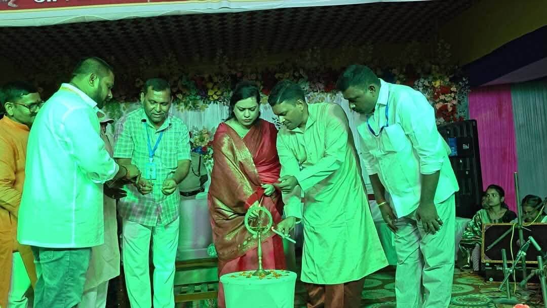 सौरबाजार: भवटिया बड़ी दुर्गा मंदिर में DIG डॉ. कुमार आशीष ने सपरिवार की पूजा-अर्चना, दीप प्रज्वलित कर मेले का किया शुभारंभ
सहरसा। सौरबाजार प्रखंड के भवटिया स्थित बड़ी दुर्गा मंदिर में कोसी क्षेत्र के DIG डॉ. कुमार आशीष, IPS ने सपरिवार पहुंचकर मां दुर्गा की पूजा-अर्चना की और आशीर्वाद लिया। इस दौरान उन्होंने दीप प्रज्वलित कर दुर्गा पूजा मेले का विधिवत शुभारंभ किया।
इस अवसर पर मंदिर परिसर में श्रद्धा और भक्ति का माहौल देखने को मिला।
#Saharsa #SaurBazar #DurgaPuja #BiharPolice #DIGKumarAshish #कोसीसमाचार