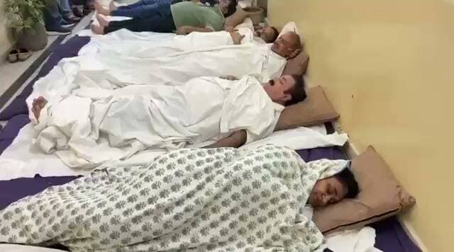 FIR दर्ज नहीं होने पर पीसीसी चीफ और अन्य नेताओं ने जयपुर पुलिस कमिश्नर दफ्तर में ही गद्दे लगाकर रात गुजारी... ऐसा पहली बार हुआ होगा कि विपक्ष ने कमिश्नर दफ्तर में रात बिताई होगी... राहुल गांधी ने पूरी लीडरशिप को अब लड़ना और संघर्ष करना सिखा दिया है....