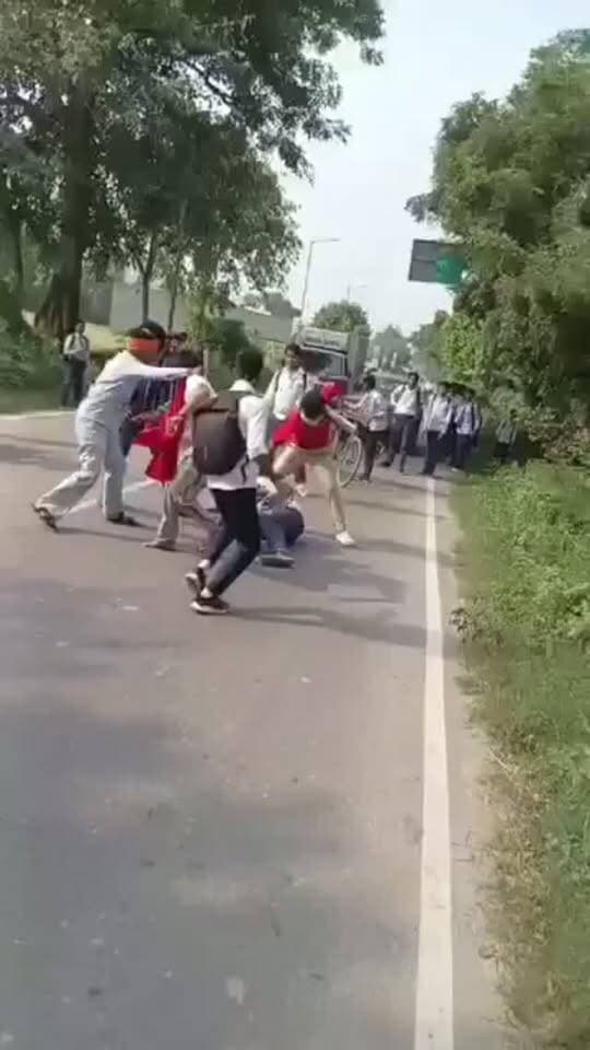 उत्तर प्रदेश 📍
उझे पढ़ लिखकर अम्बेडकर बनना है? ऐसा बोलते हुए ब्राह्मण और ऊँची जाति के लड़कों में दलित लड़के को जमकर पीटा
मामला उत्तर प्रदेश गाजियाबाद की है जहाँ आज भी छुआछूत को बढ़ावा दिया जाता है
योगी के राज्य में अब एक दलित युवक पढ़ भी नहीं सकता है।
