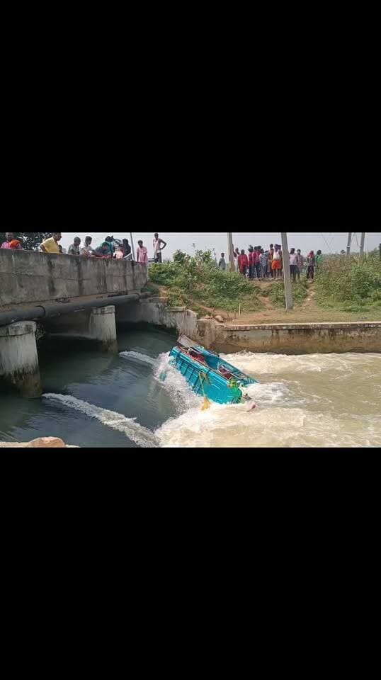 पार्वती गांव के समीप नहर में टोटो अनियंत्रित होकर जा पलट जिसके चलते यात्री को ग्रामीणों के द्वारा बचाया गया टोटो चालक फरार